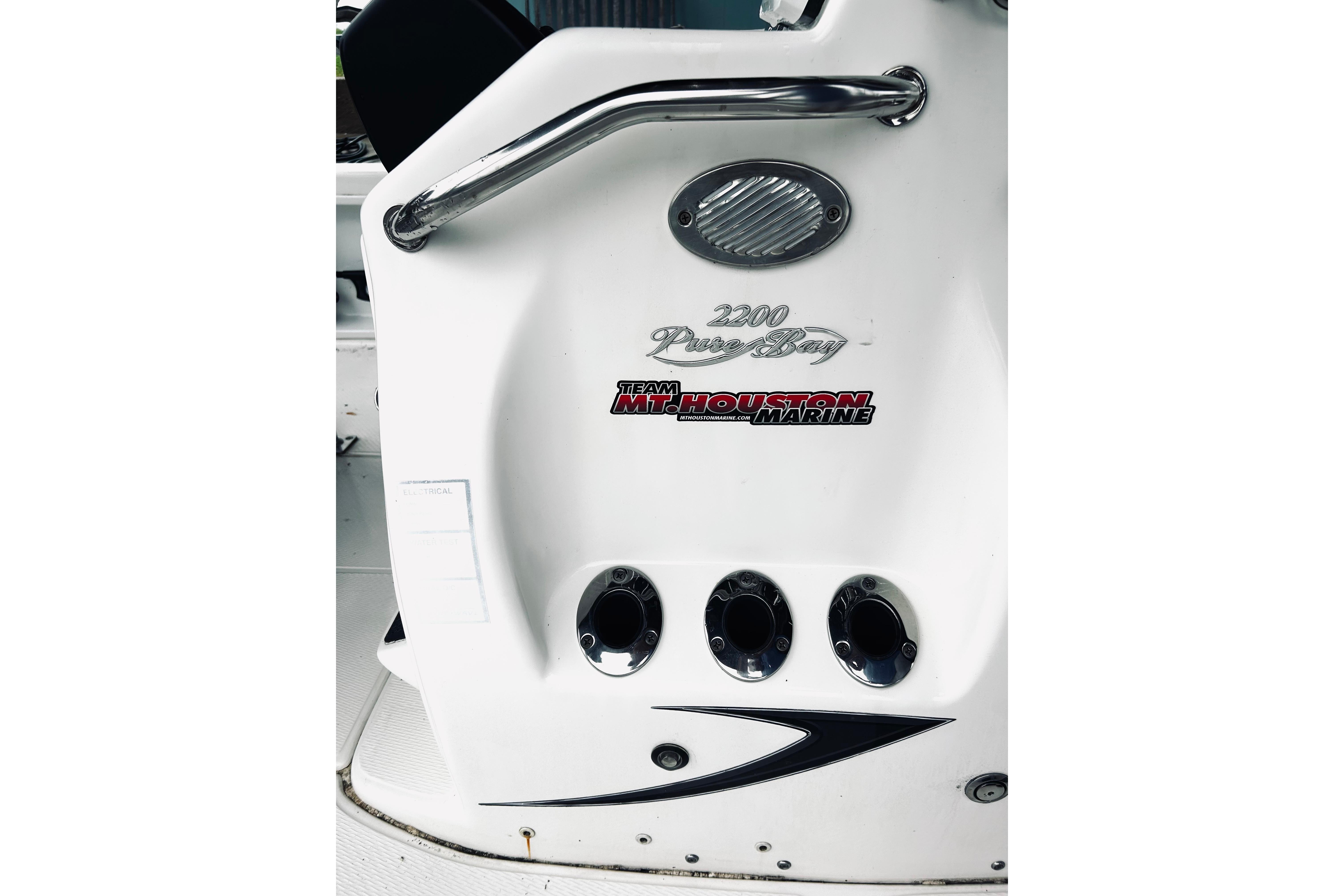 2017 Blue Wave 2200 PureBay boat console with Houston Marine branding.