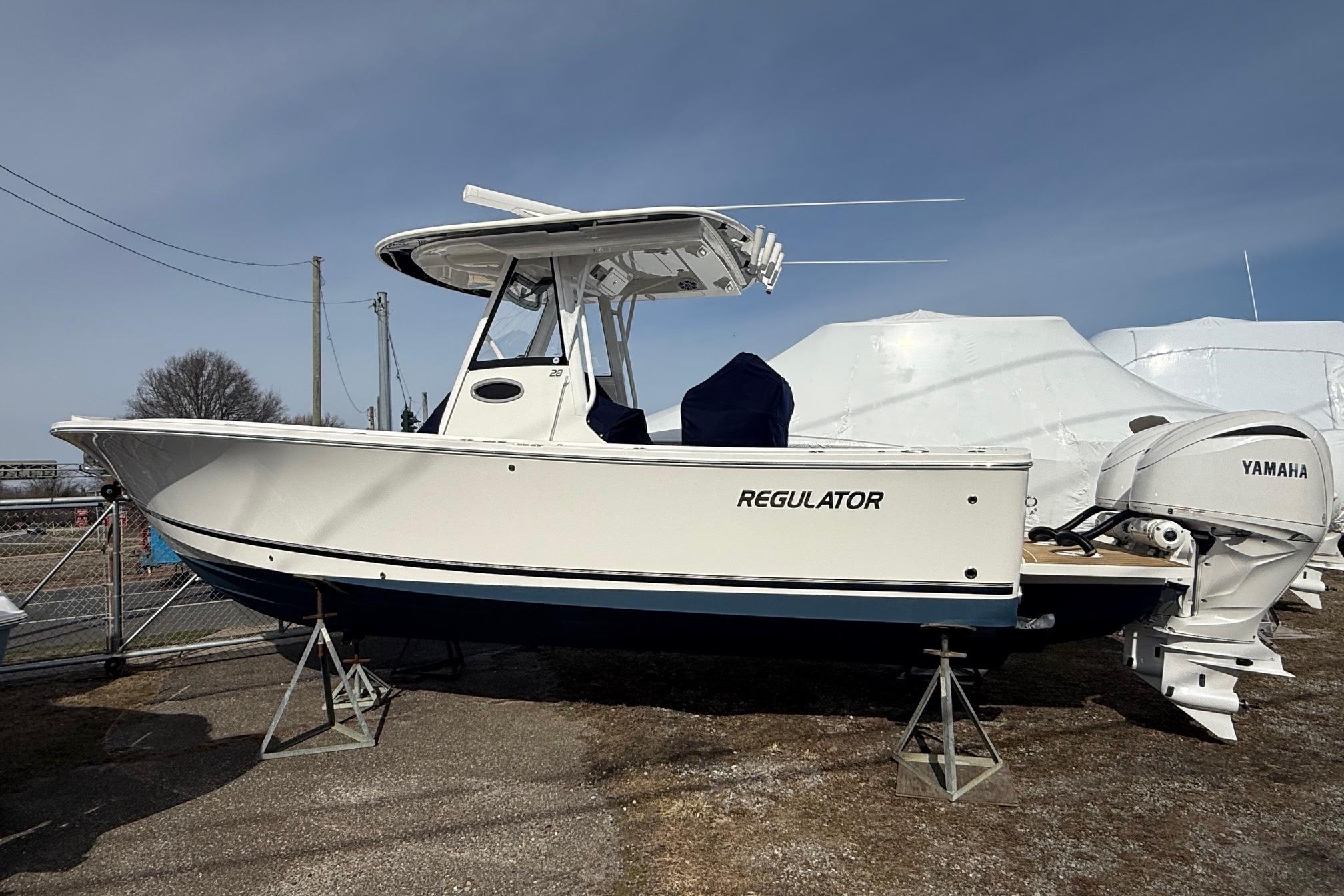 2024 Regulator 28 Forward Seating