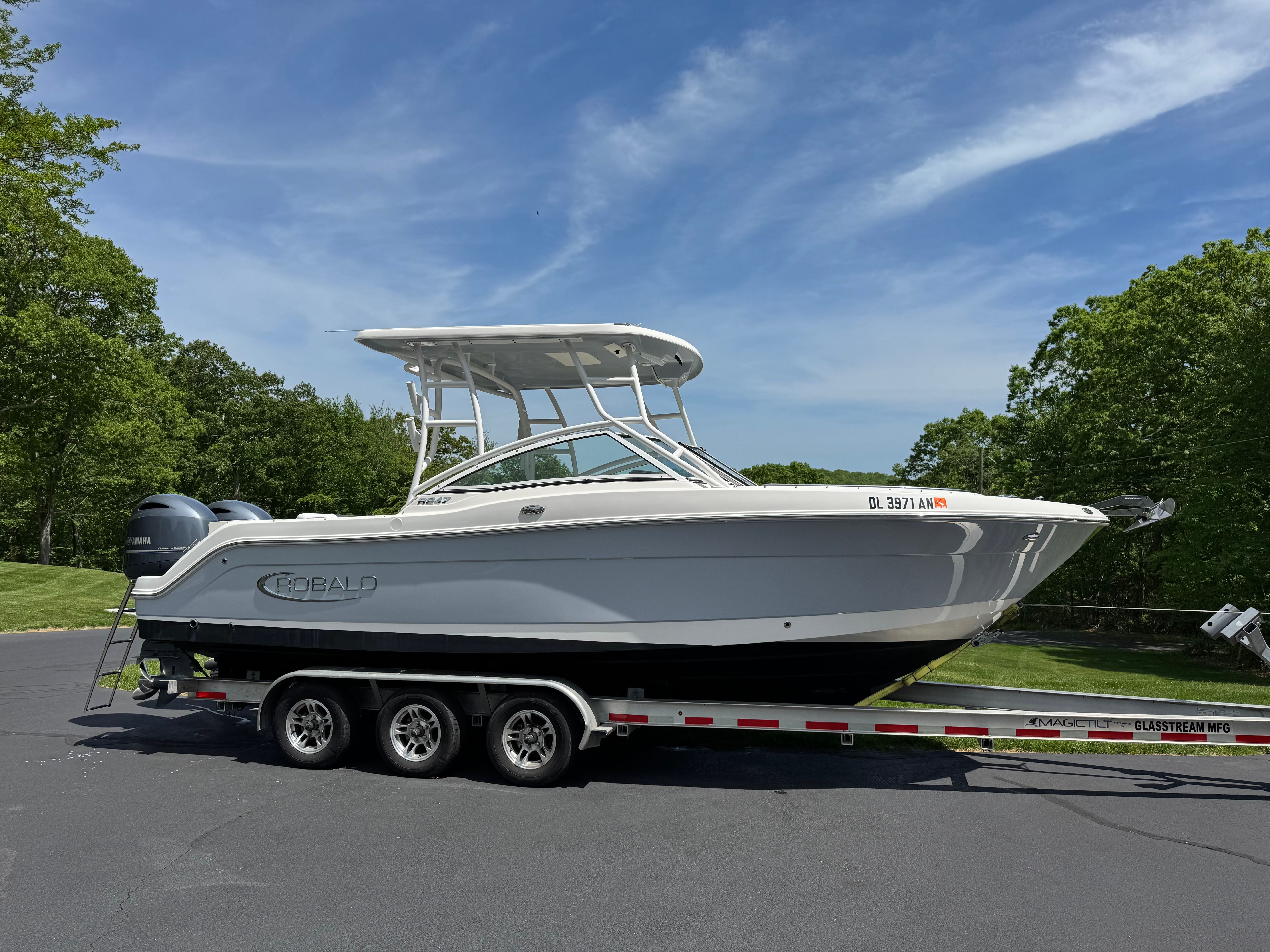 2021 Robalo R247 Dual Console