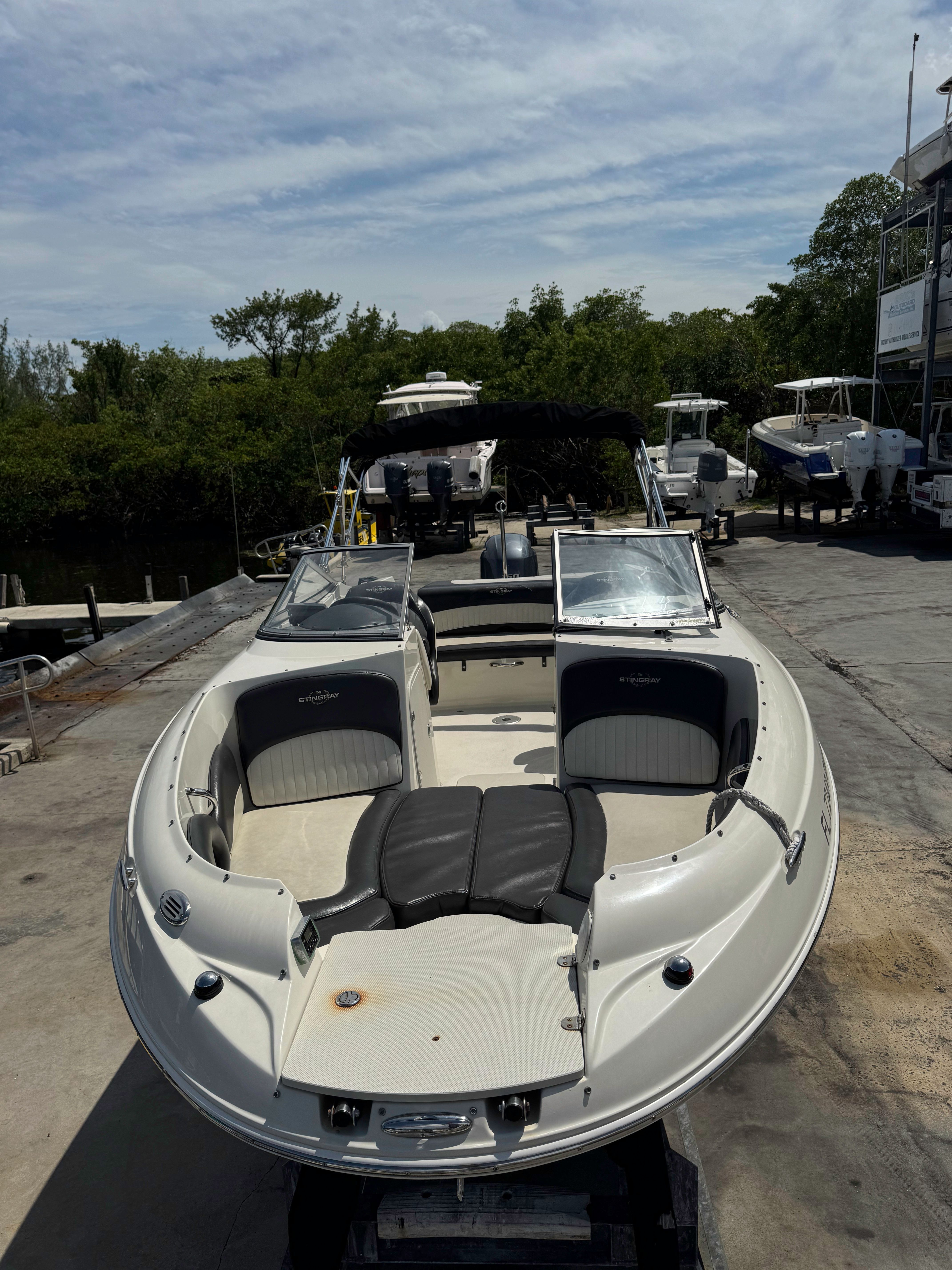 2017 Stingray 214 LR - 10