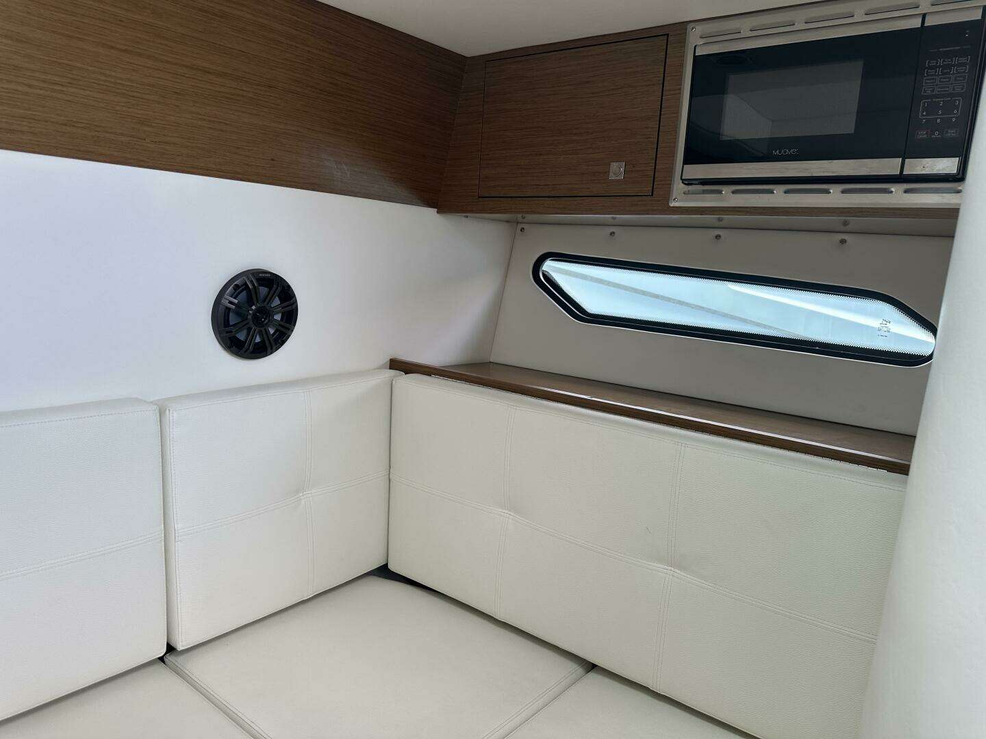 2019 Cruisers Yachts 338 Outboard - Image 27
