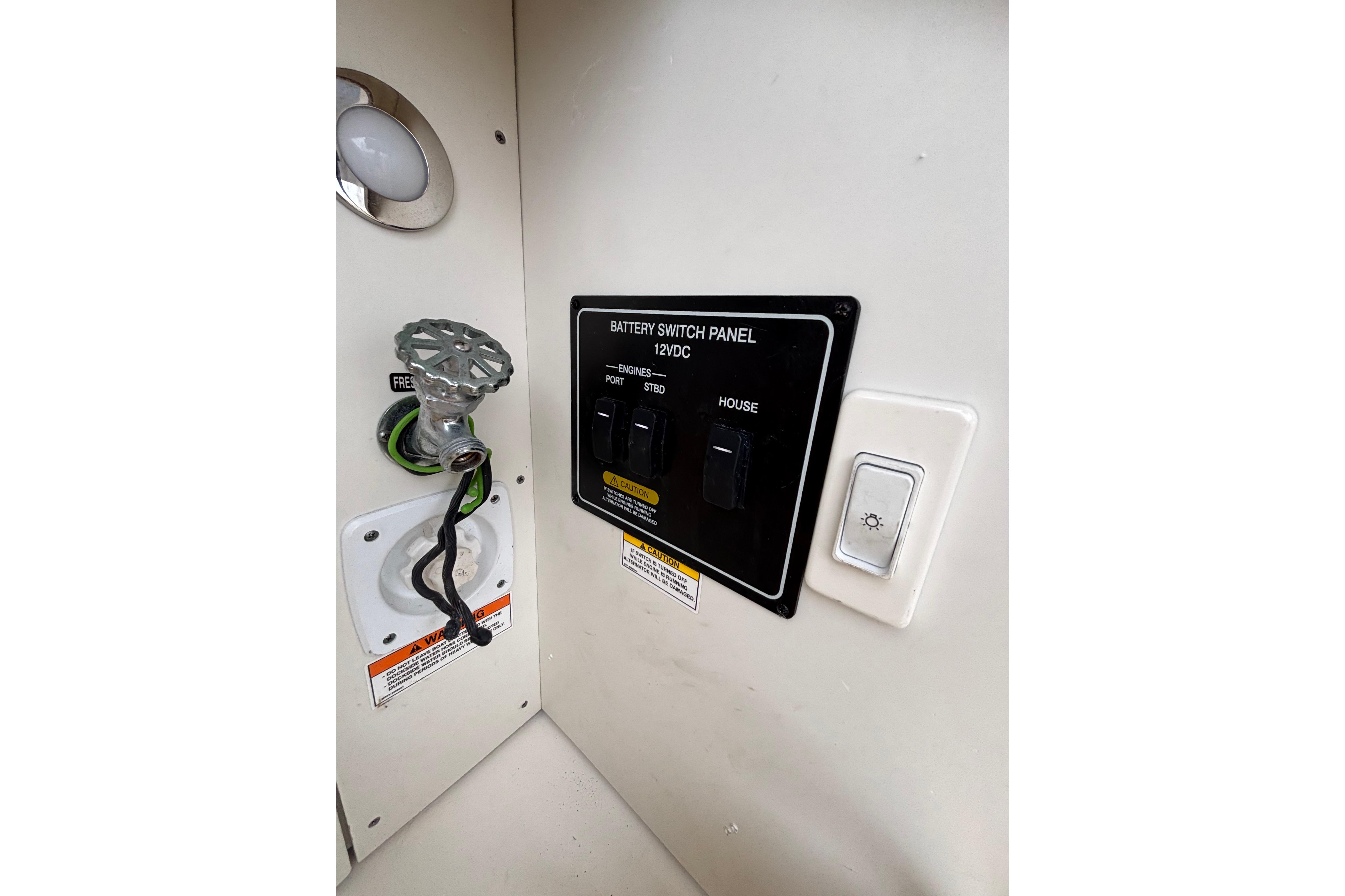 2021 Sea Ray Sundancer 320 Outboard battery switch panel and controls.