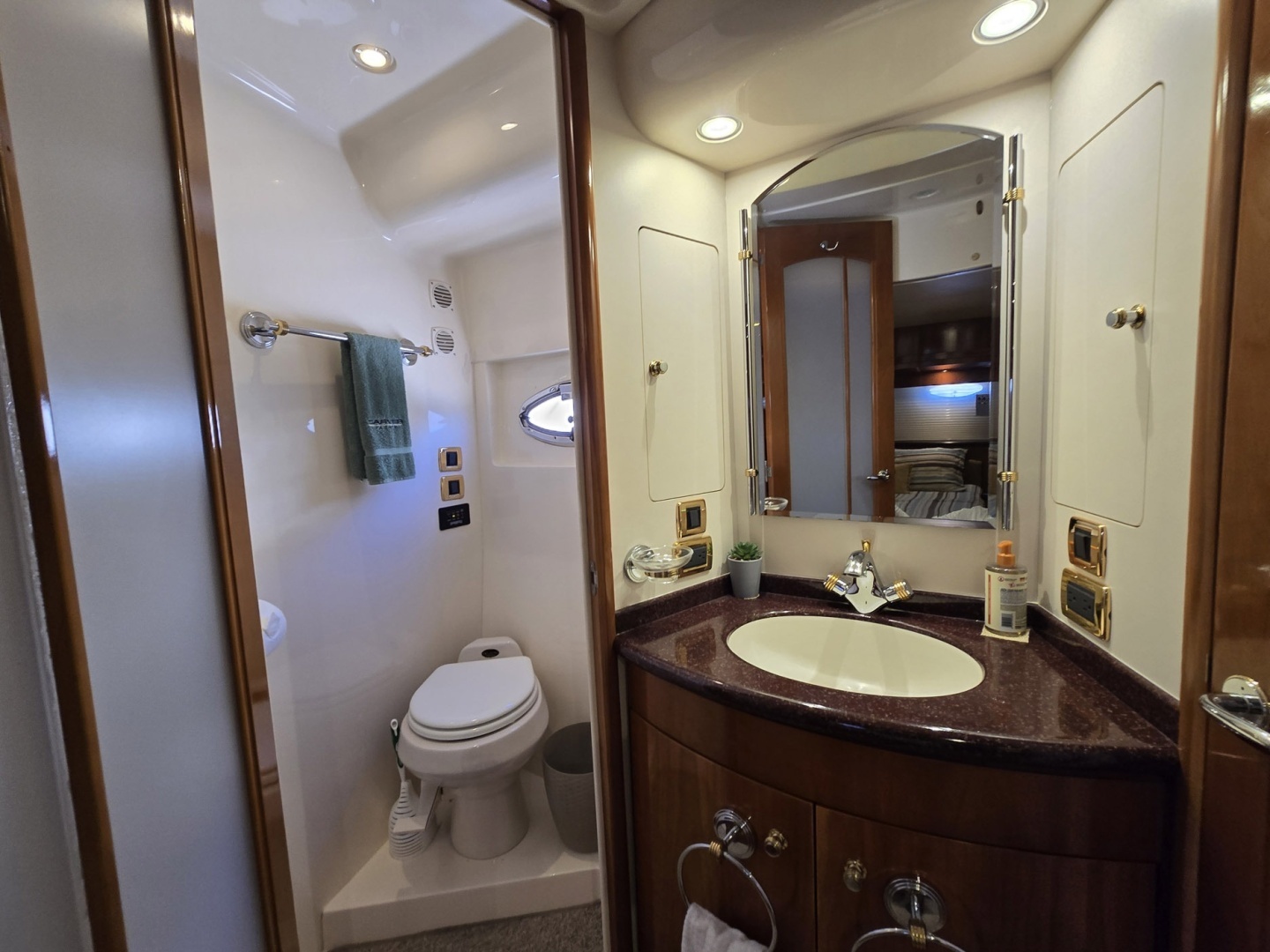 2001 Carver 570 Voyager Pilothouse - Image 35