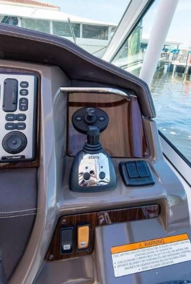 2012 Cruisers Yachts 350 Express - 14