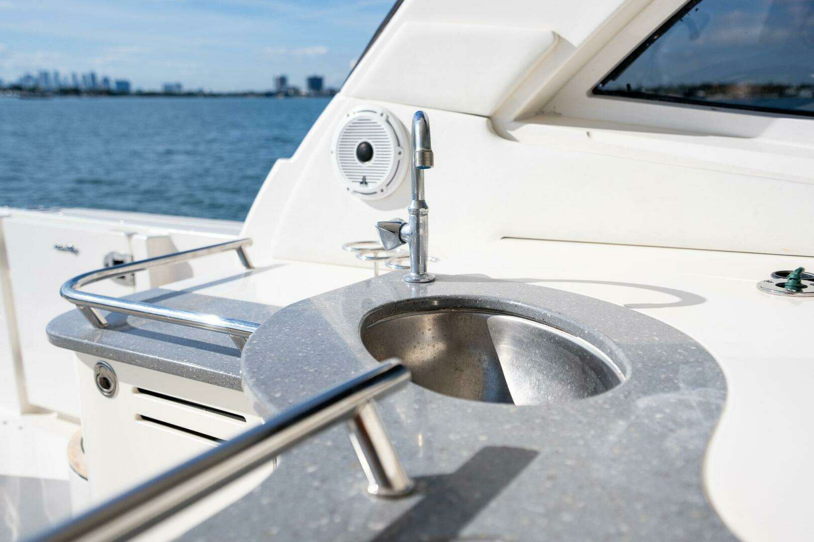 2005 Sea Ray 48 Sundancer - Image 18