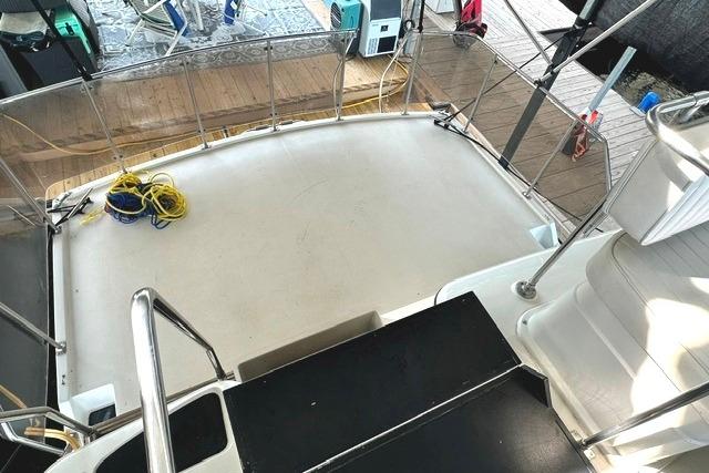1989 Carver 32 Aft Cabin Motor Yacht deck with railing and coiled ropes.