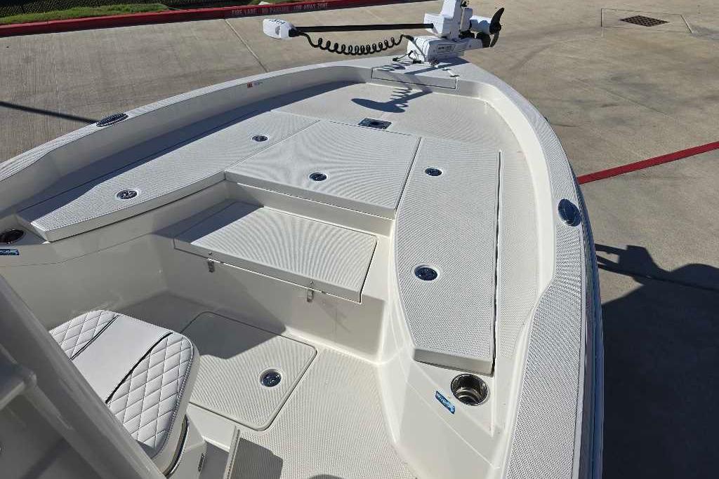 2025 Ranger 2510 Bay boat deck with seating and storage compartments.