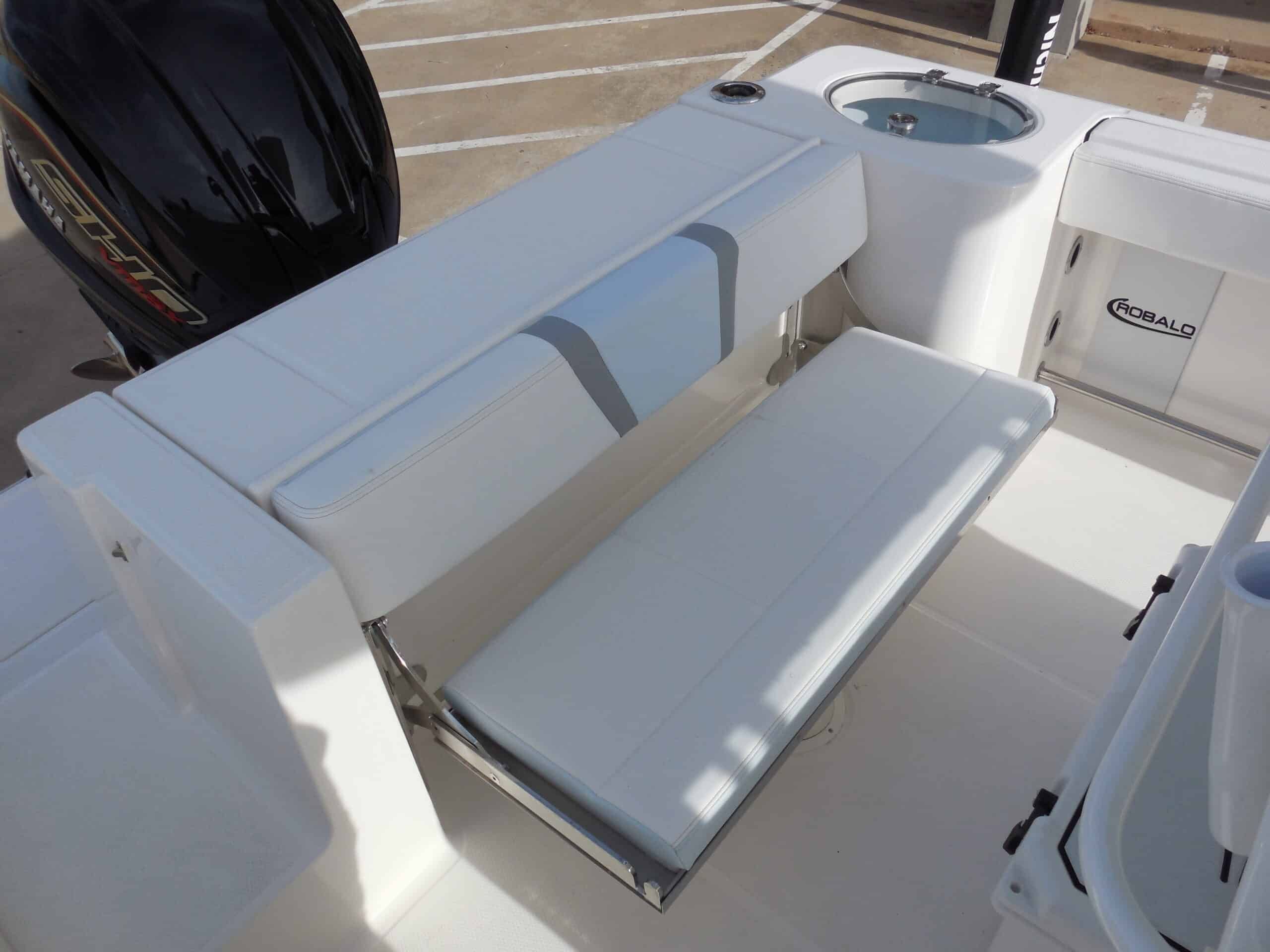2026 Robalo R230 Center Console - 9