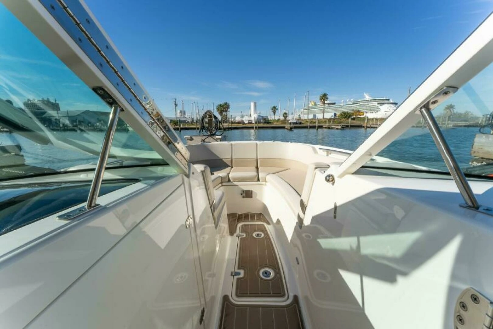 2017 Boston Whaler 320 Vantage - Image 10