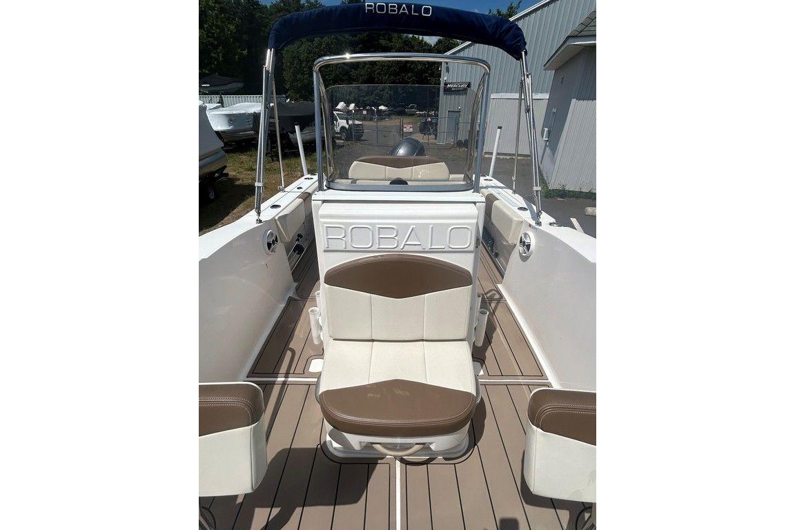 2017 Robalo R200ES boat interior with seating and console, featuring a sleek design.