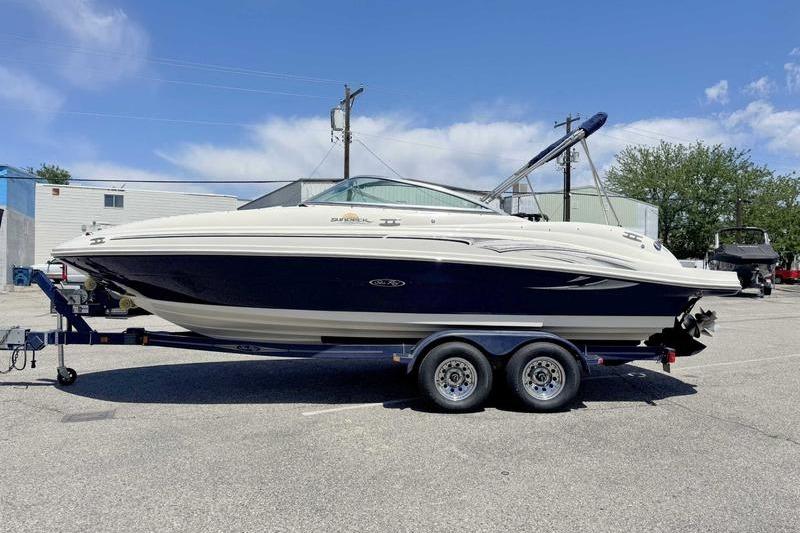 2005 Sea Ray 220 Sundeck