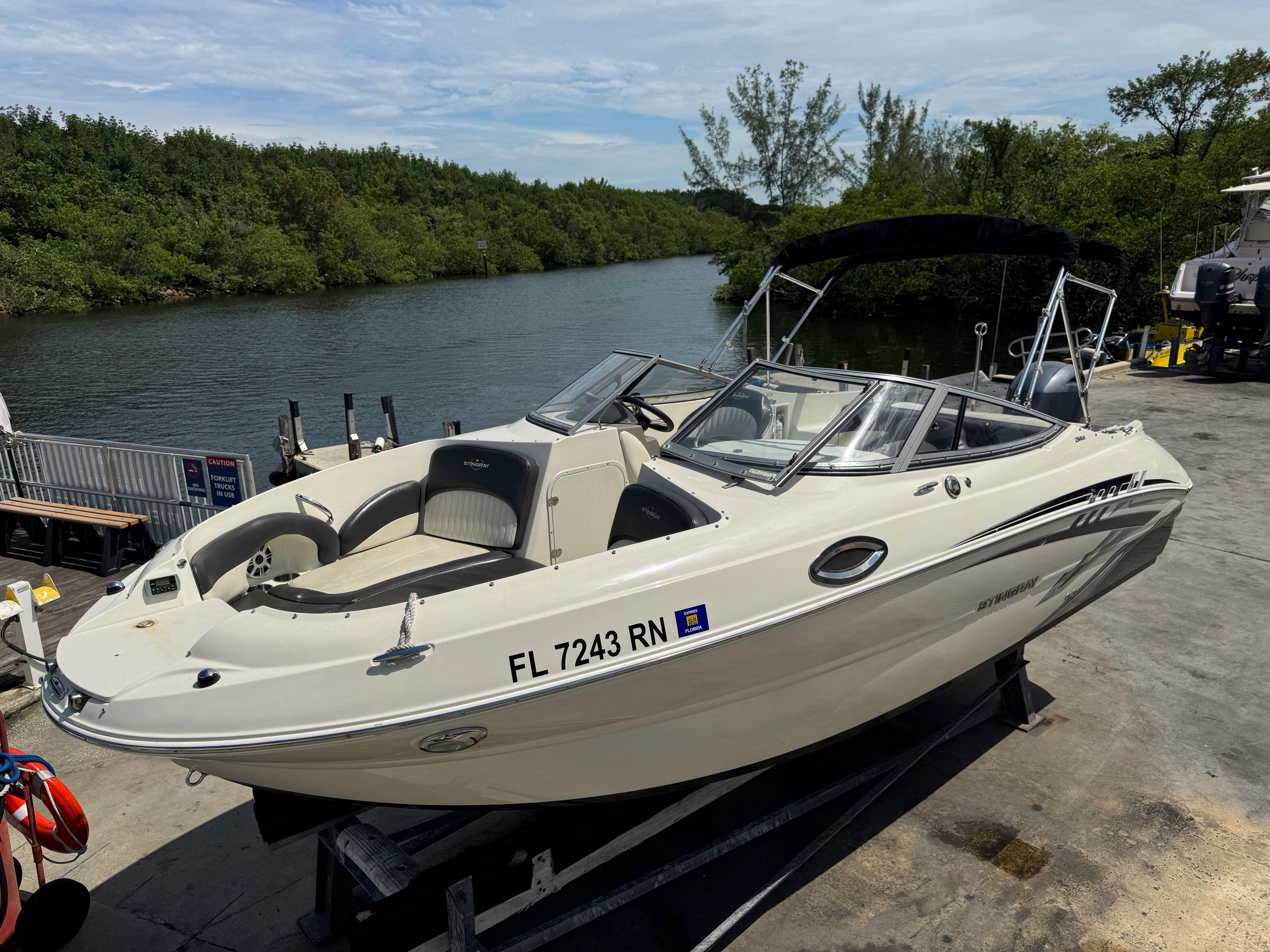 2017 Stingray 214 LR - 9