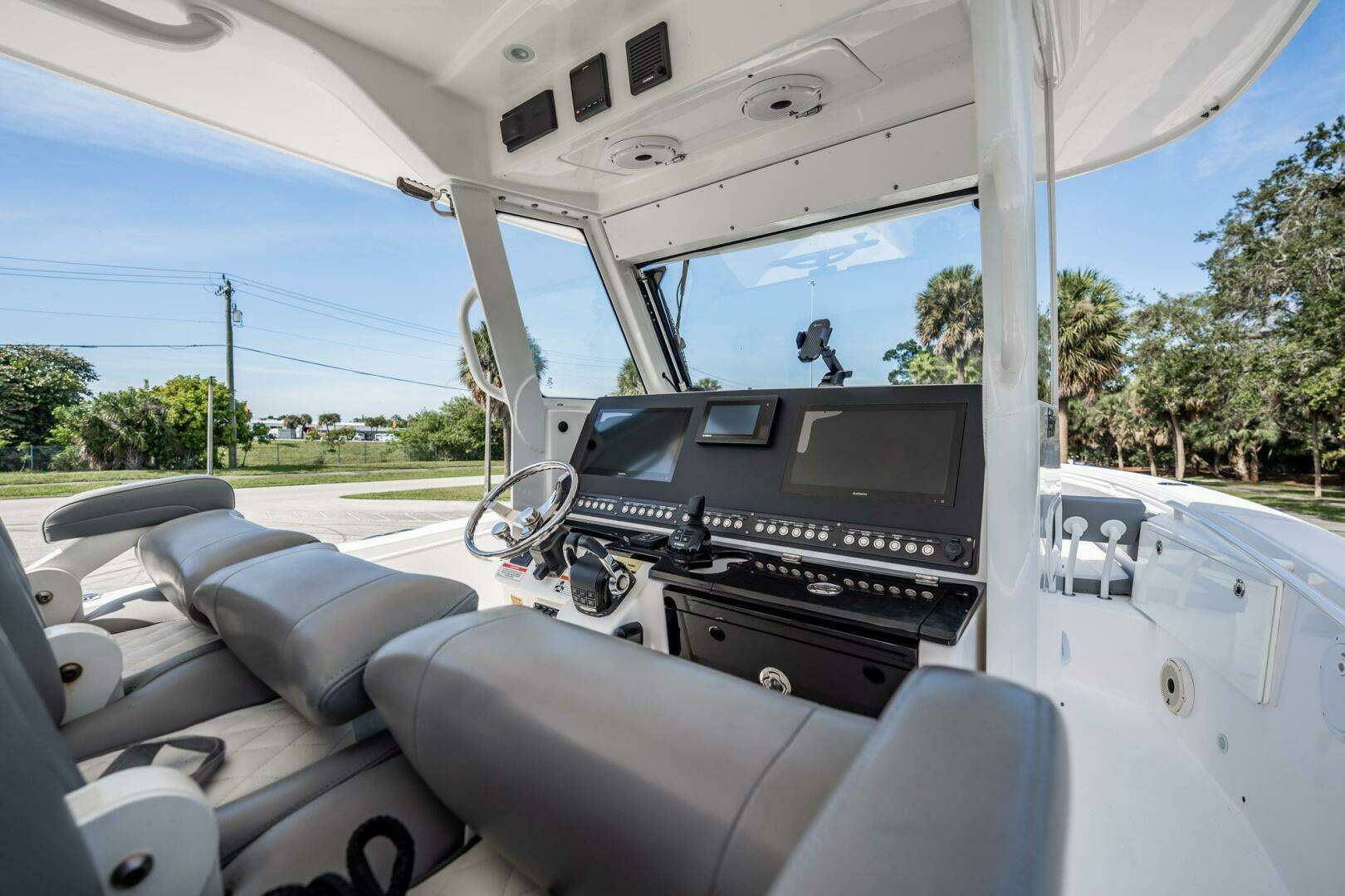 2021 Everglades 335 Center Console - Image 24