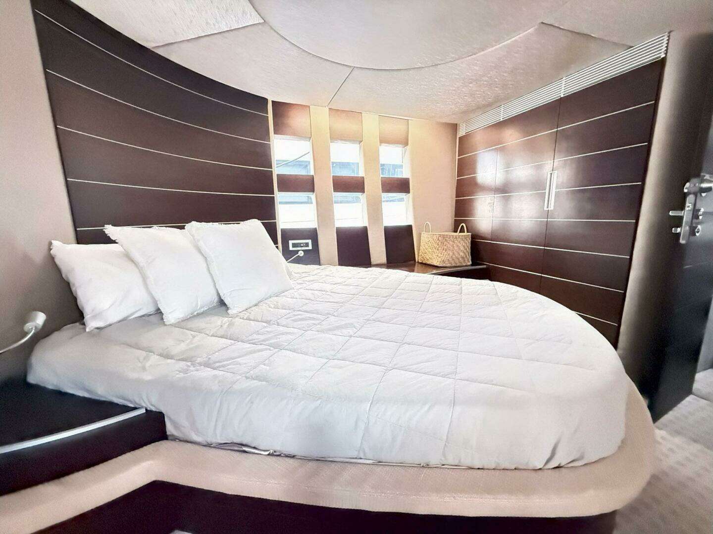 2011 Azimut 68S - Image 23