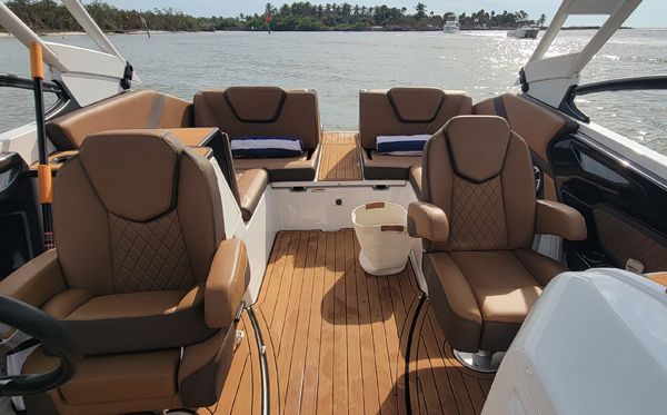Interior of 2024 Yamaha Boats 252SE with luxurious seating.