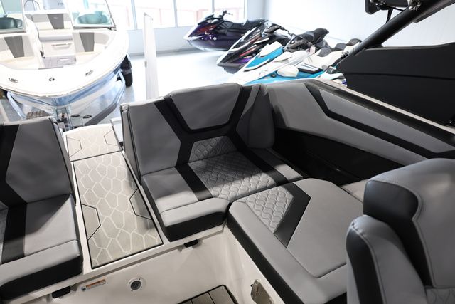 2026 Yamaha Boats 222 XE BOTH COLORS AVAILABLE - 11