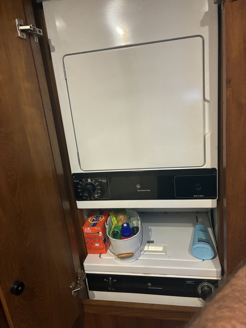 1995 Carver 440 Aft Cabin - Image 27