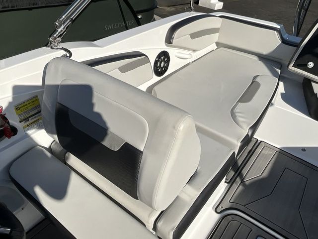 2023 Hurricane SunDeck Sport 205 OB - 25