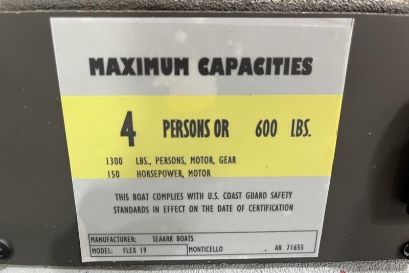Maximum capacity label for 2026 SeaArk Flex 19 Pro boat, 4 persons or 600 lbs.