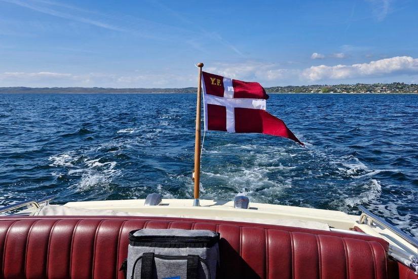 Ockelbo DC21 boat from 1988 on open water, featuring a Danish flag.