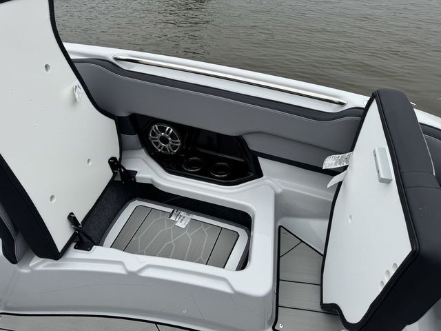 2025 Yamaha Boats 255XD - 34