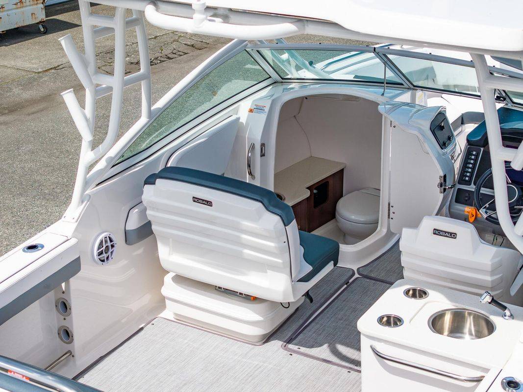 2021 Robalo R247 - Image 8