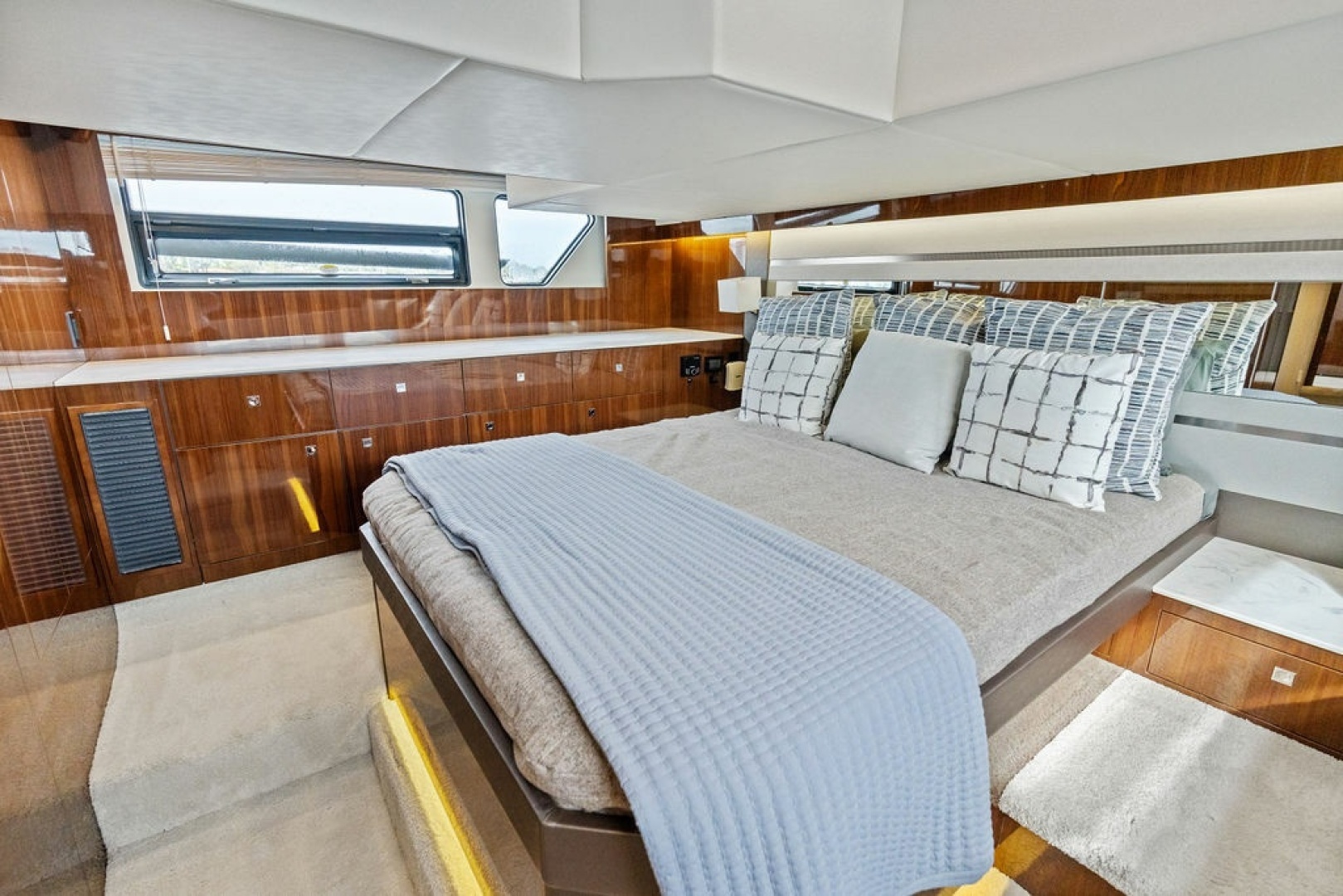 2022 Cruisers Yachts 46 CANTIUS - Image 44