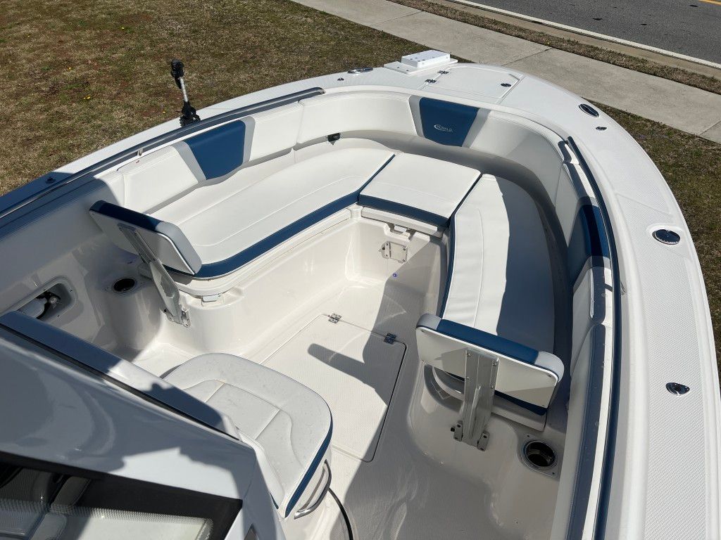 2025 Robalo 250 Center Console - 11