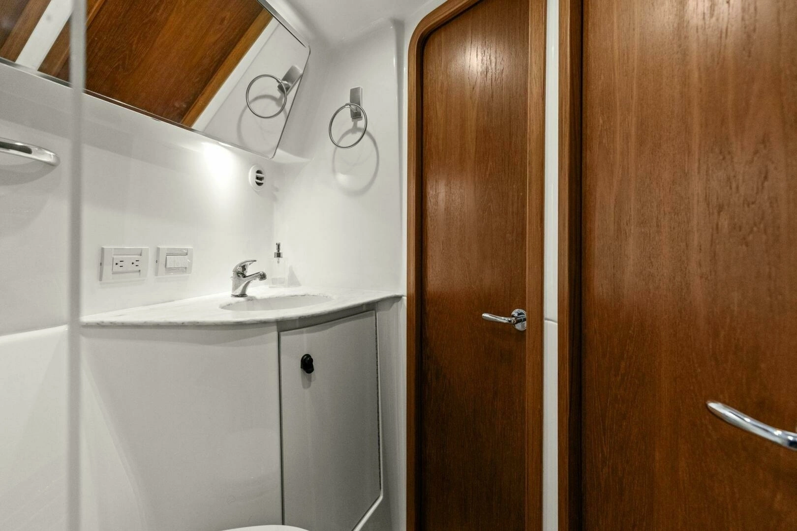 2013 Tiara Yachts 3900 Convertible - Image 26