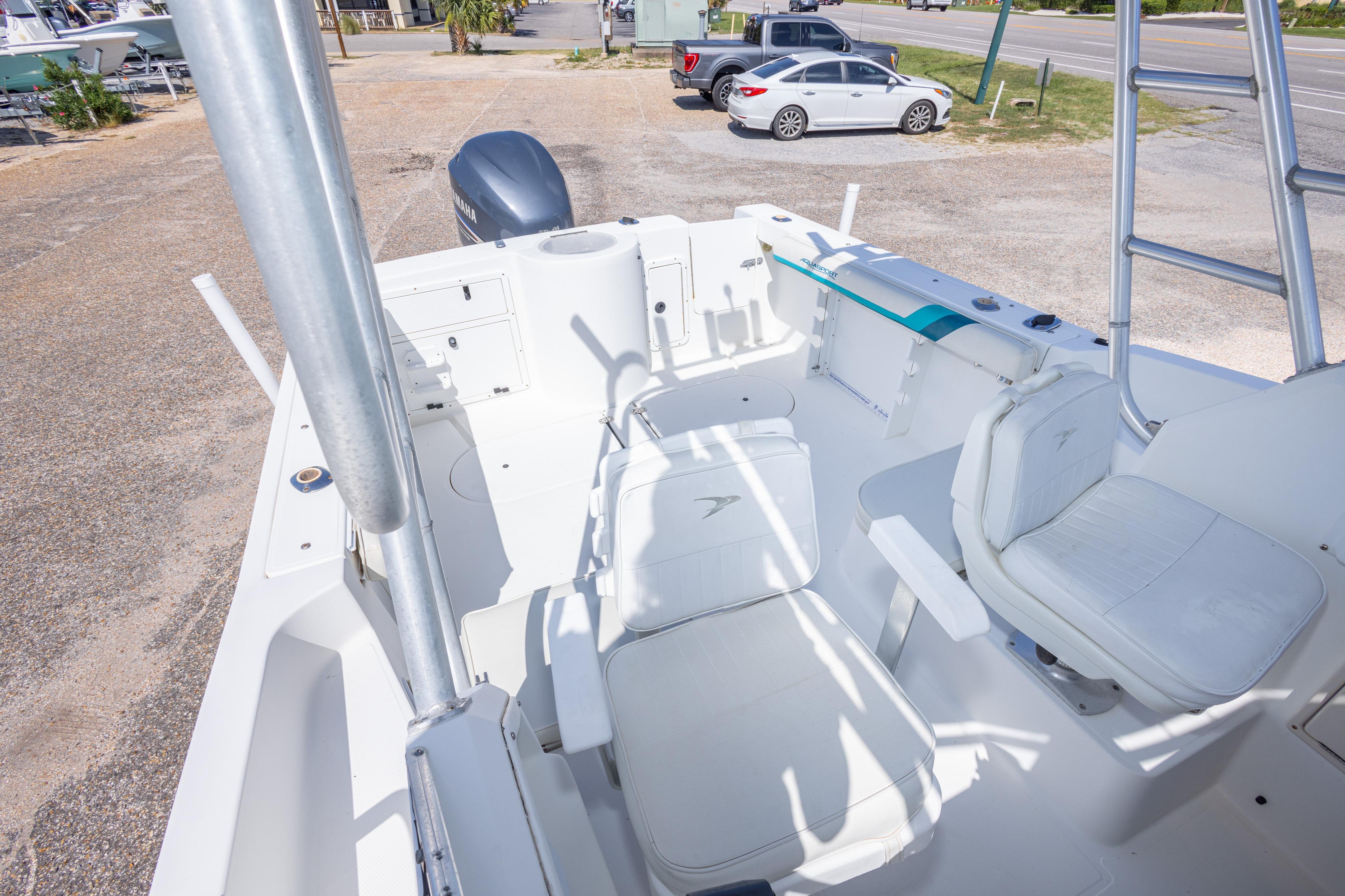 1999 Aquasport 225 Explorer boat interior with seating and Yamaha outboard motor.