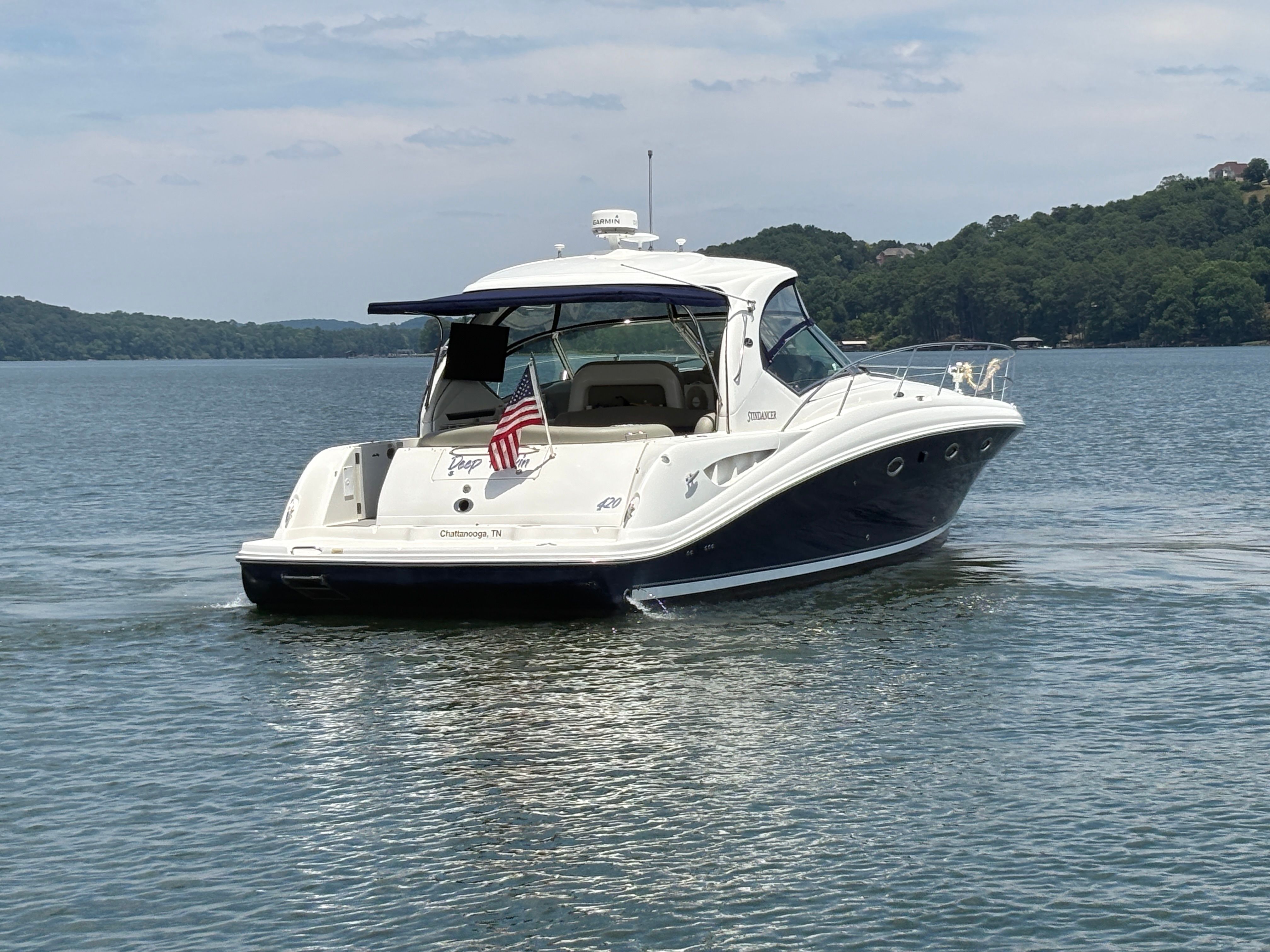2005 Sea Ray 420 Sundancer on calm water.