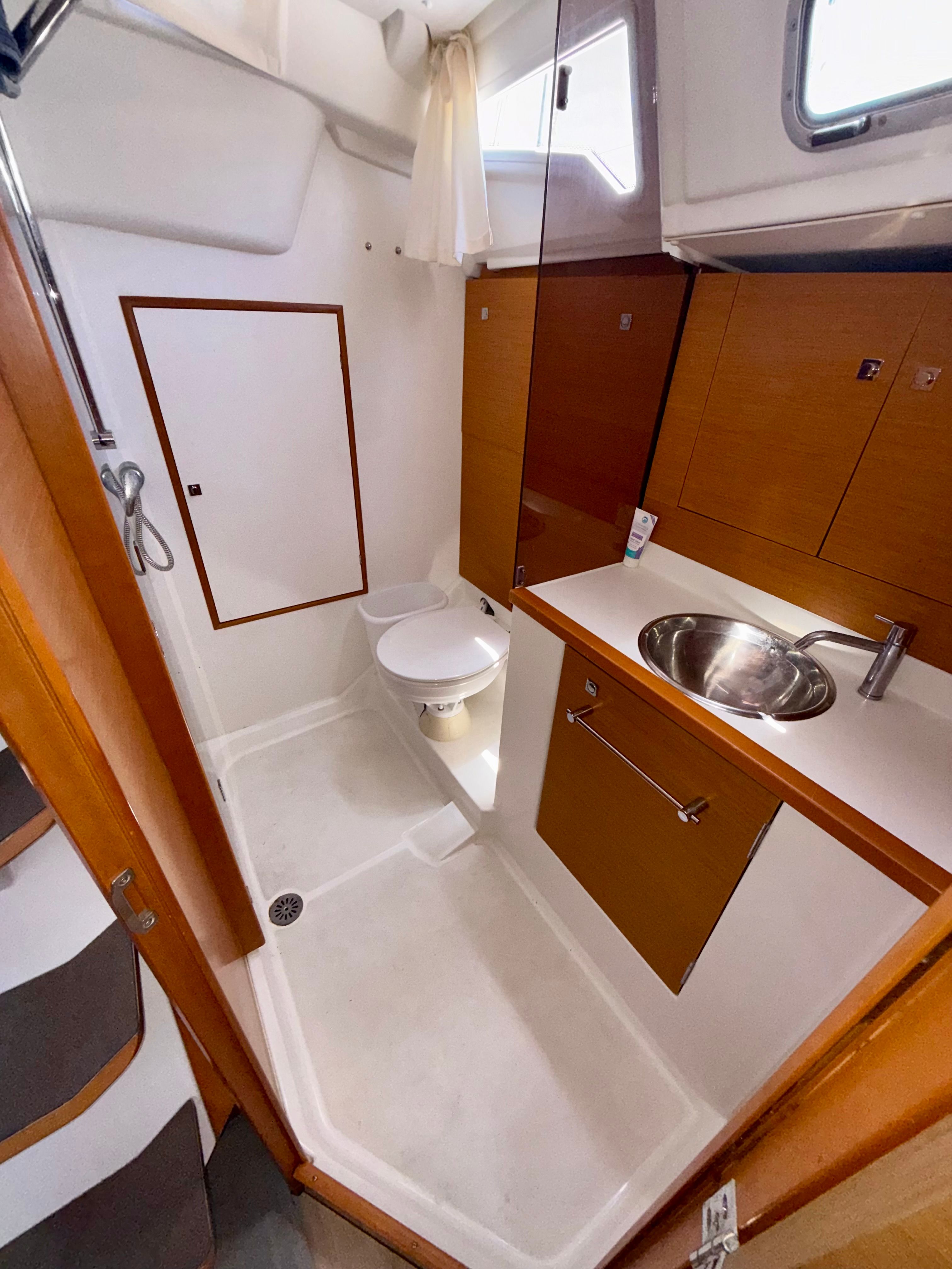 2018 Jeanneau Sun Odyssey 389 - 5