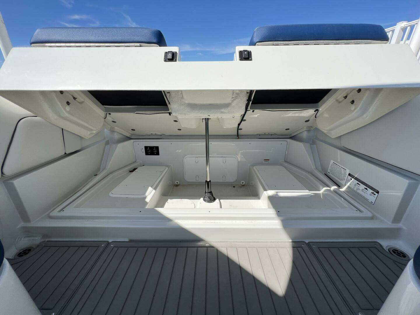 2022 Crownline E305 XS - Image 21