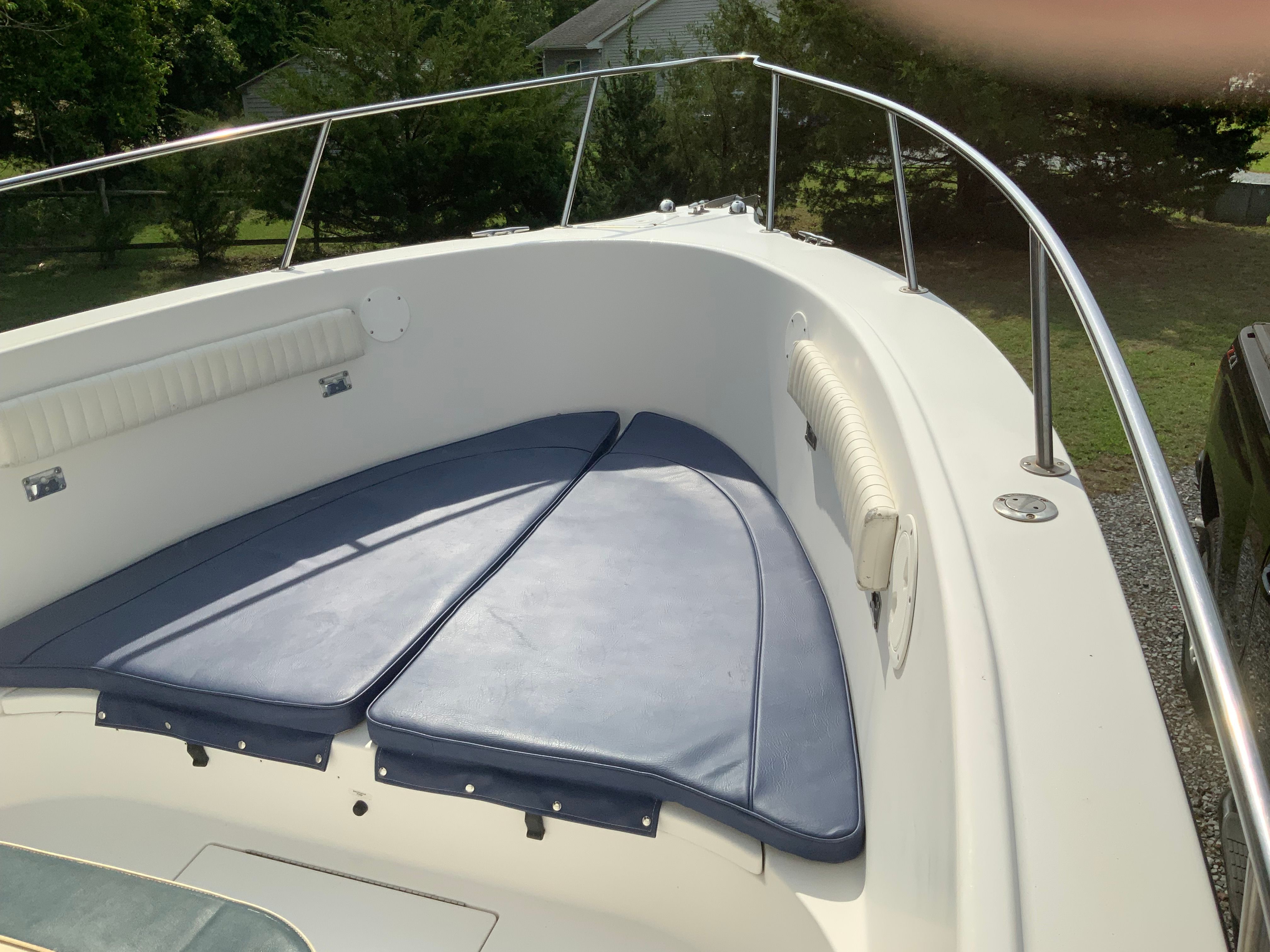 The image shows the bow area of a 2006 Seaswirl Striper 26 with blue cushions.