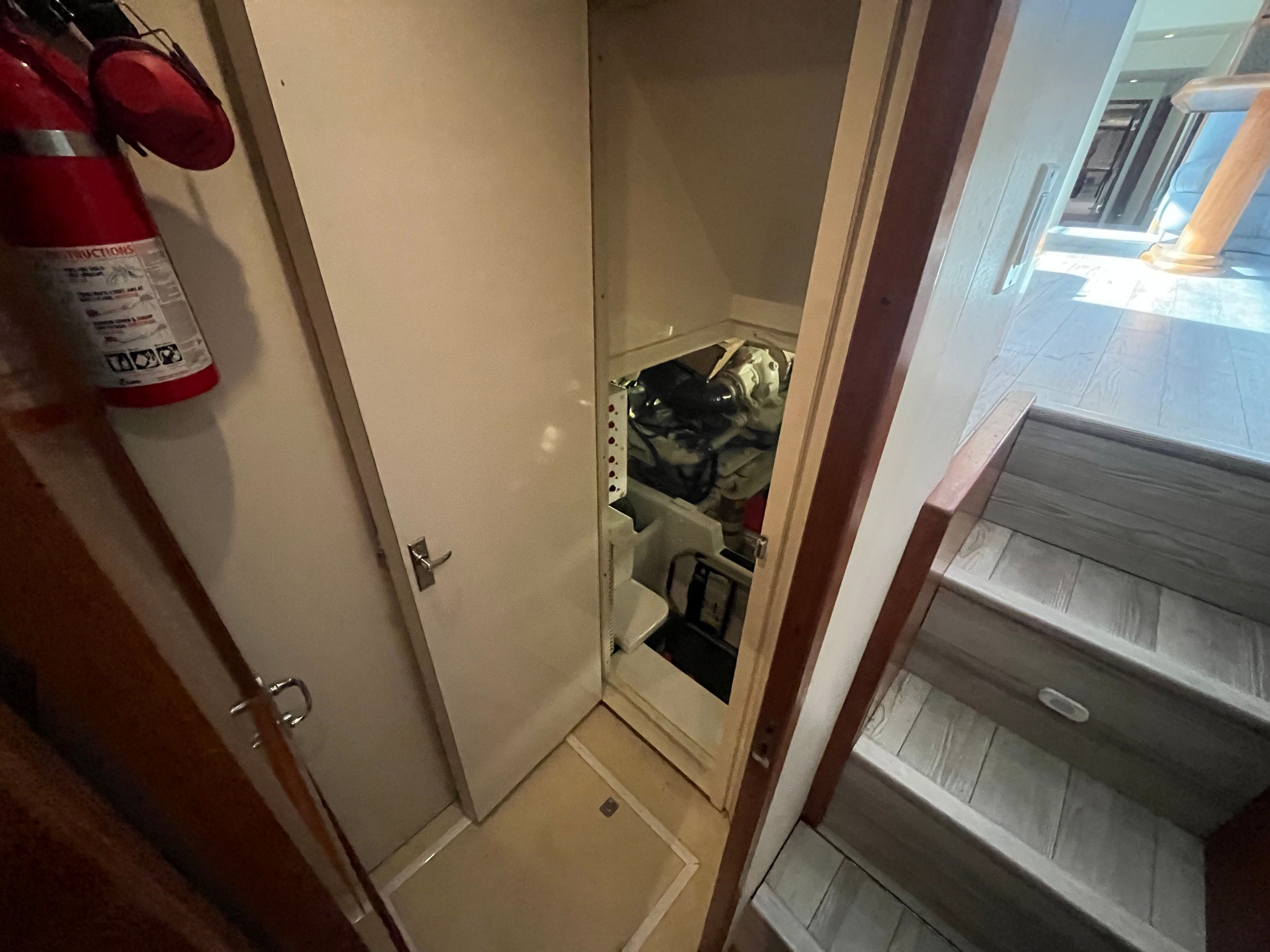 1996 Viking 60 Cockpit Sport Yacht - 19