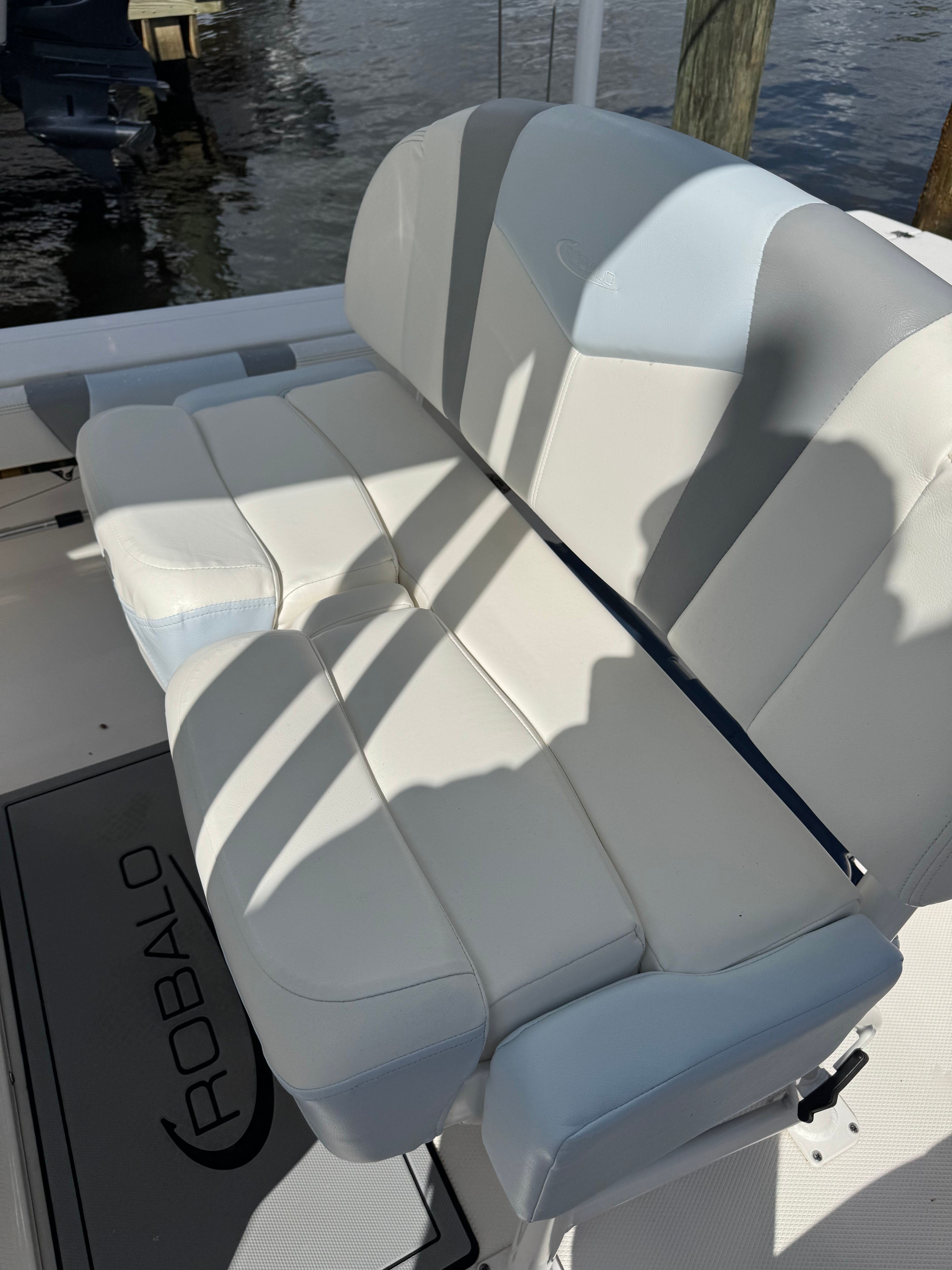 2023 Robalo 246 Cayman - 14
