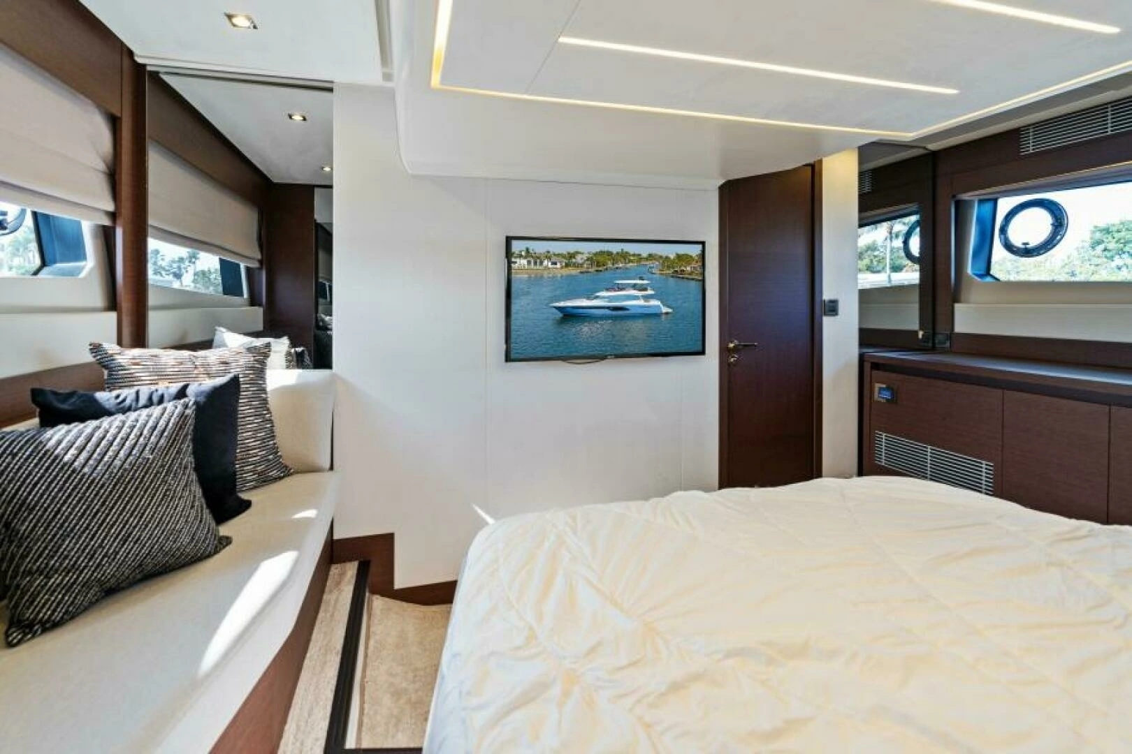 2020 Prestige 520 Flybridge - Image 27