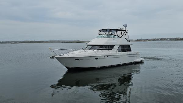 2000 Carver 450 Voyager Pilothouse yacht cruising on calm waters.