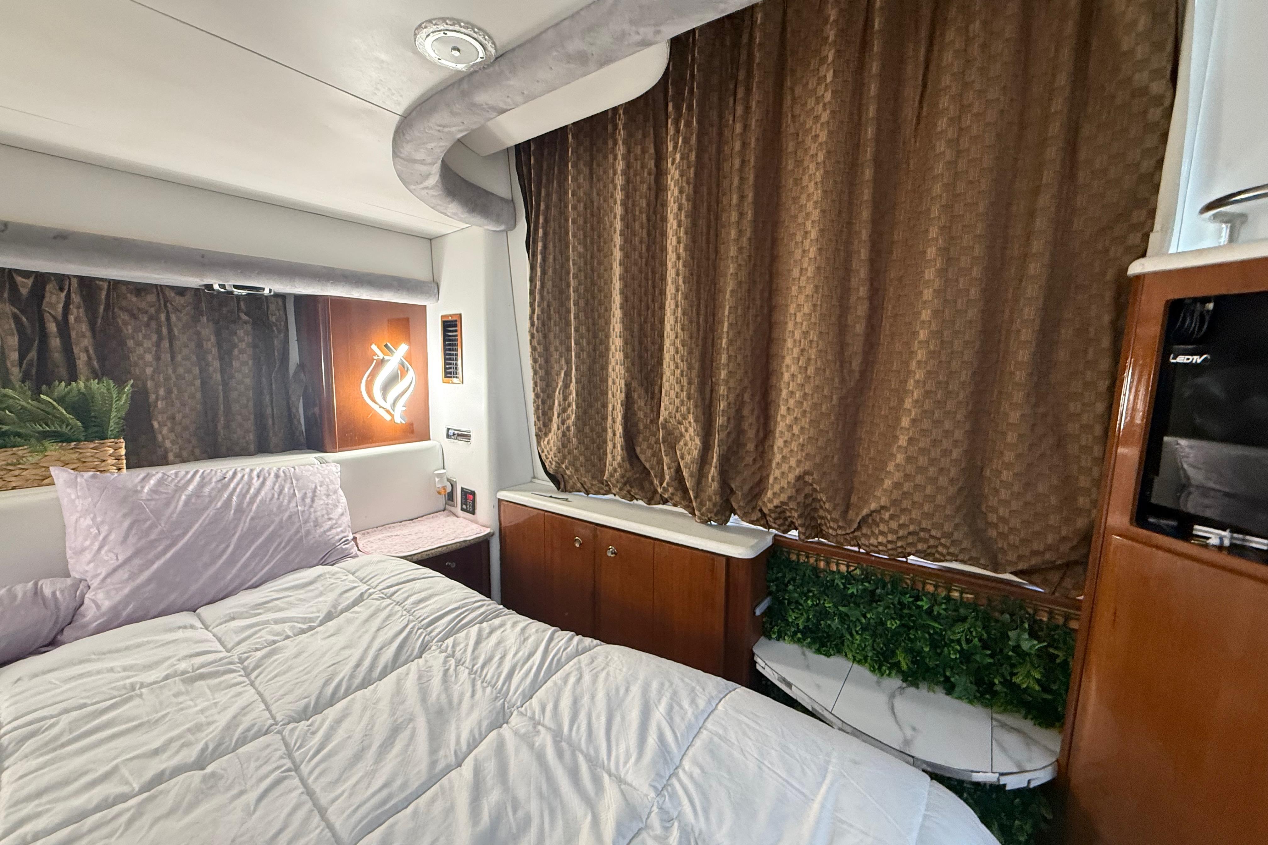 Luxurious 2007 Meridian 459 Motoryacht bedroom with cozy bedding and elegant decor.
