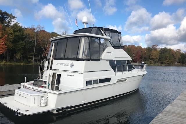 1997 Carver 400 Cockpit Motor Yacht