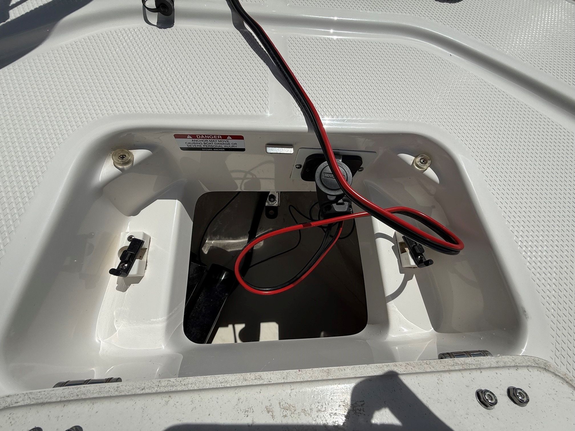 Robalo 226 Cayman 2021 boat compartment with cables.