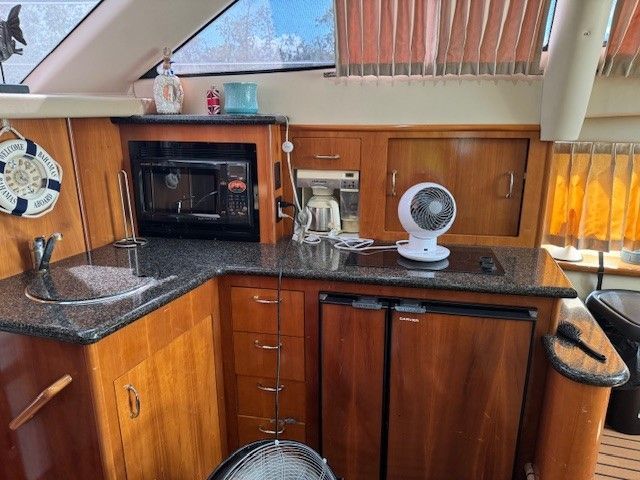 2005 Carver 41 Cockpit Motor Yacht - 20
