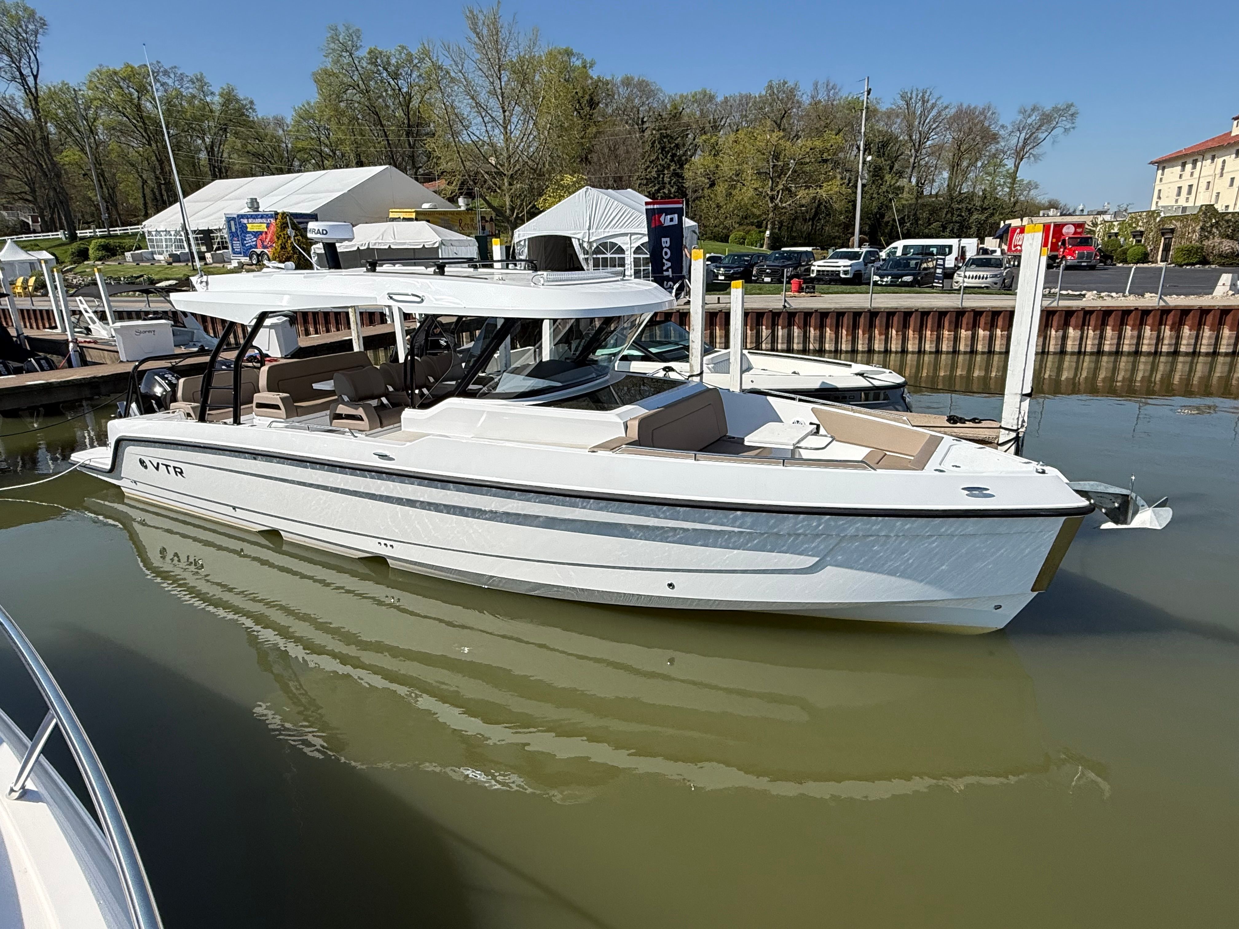 2026 Cruisers Yachts 38 VTR