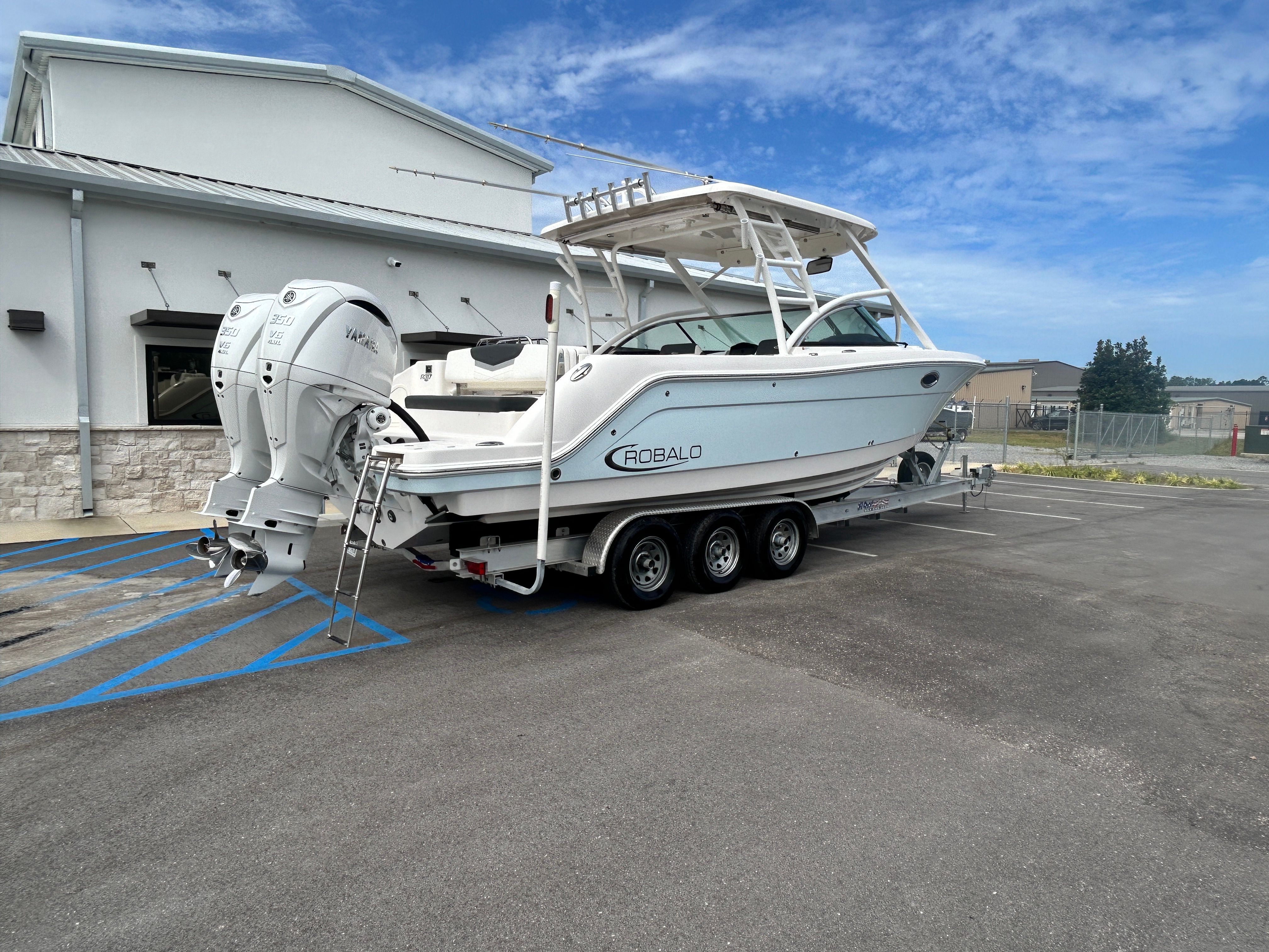 2025 Robalo R317 Dual Console - 3