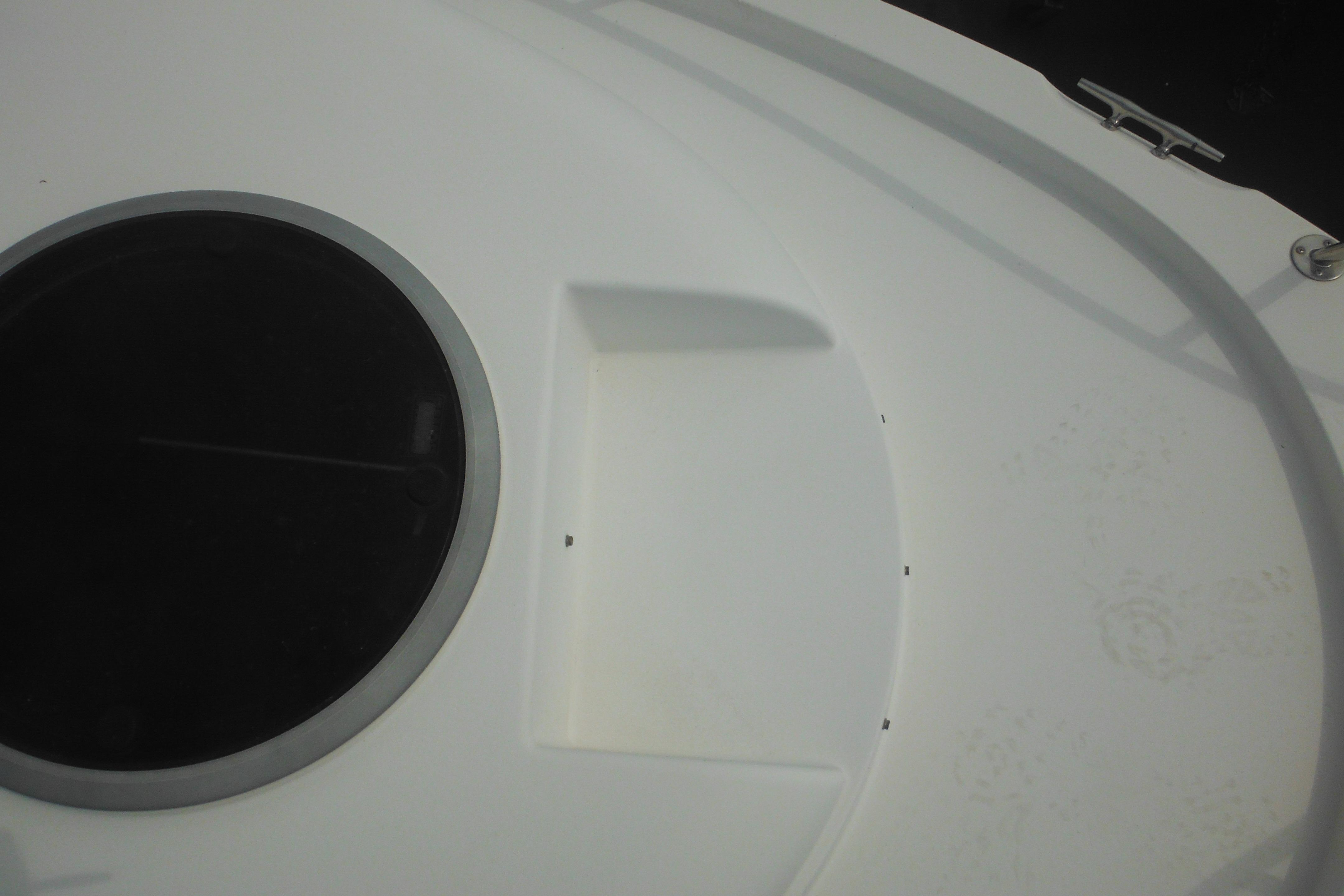 2005 Seaswirl Striper 2101 Walkaround O/B boat deck with circular hatch.
