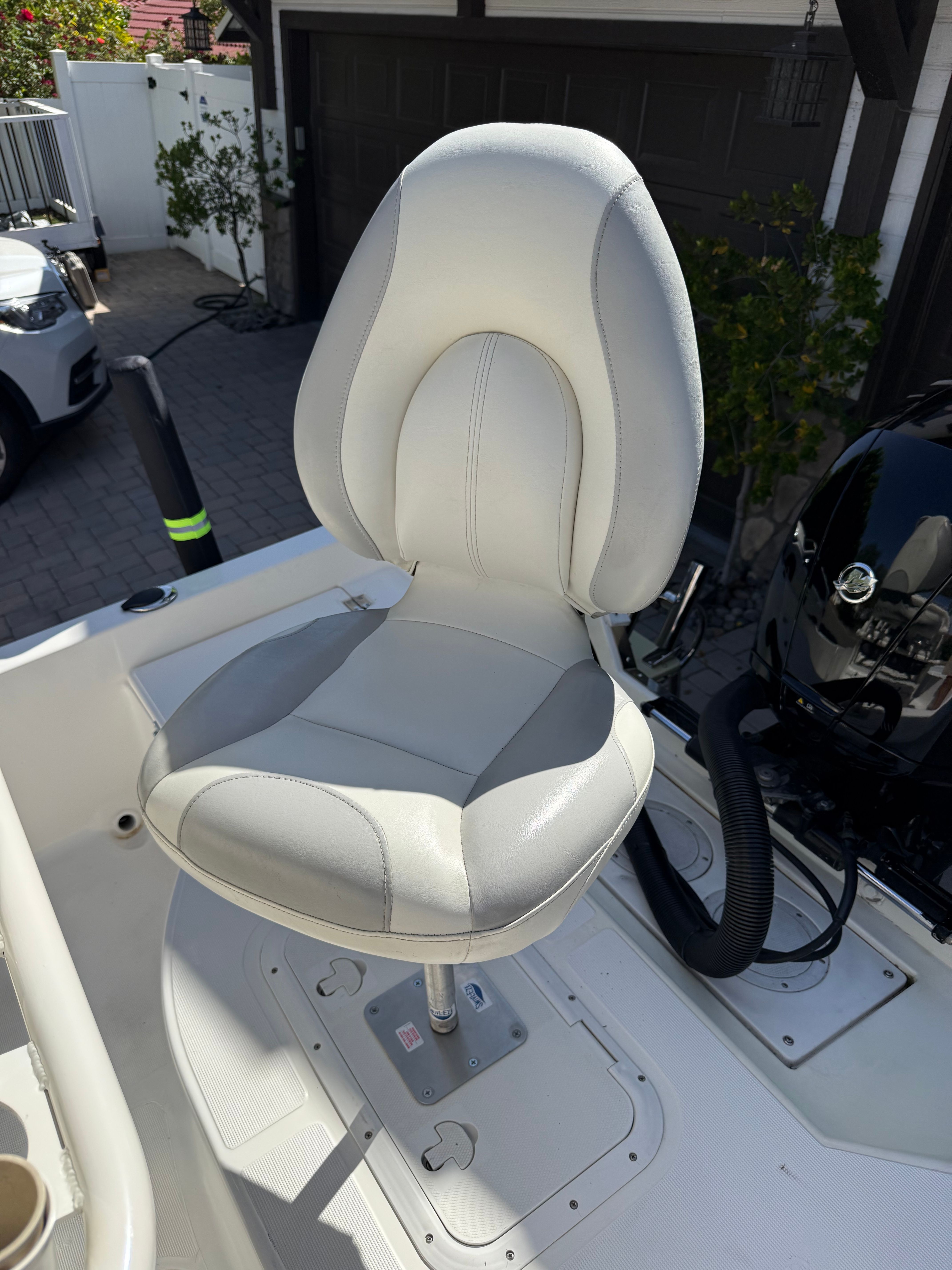 Comfortable seat on a 1998 Robalo 2100 Bay Hunter boat.