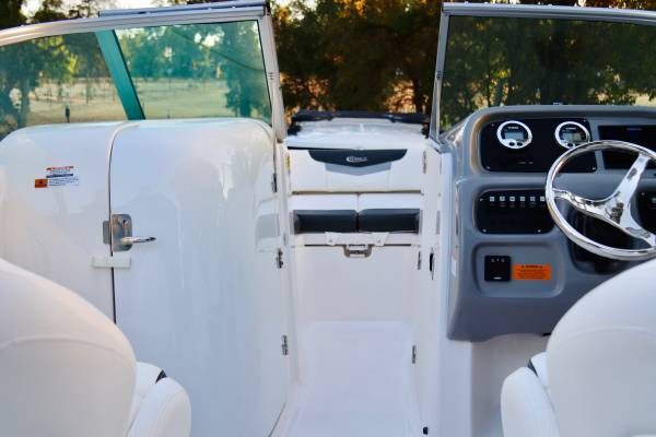 2022 Robalo R207 Dual Console - 8