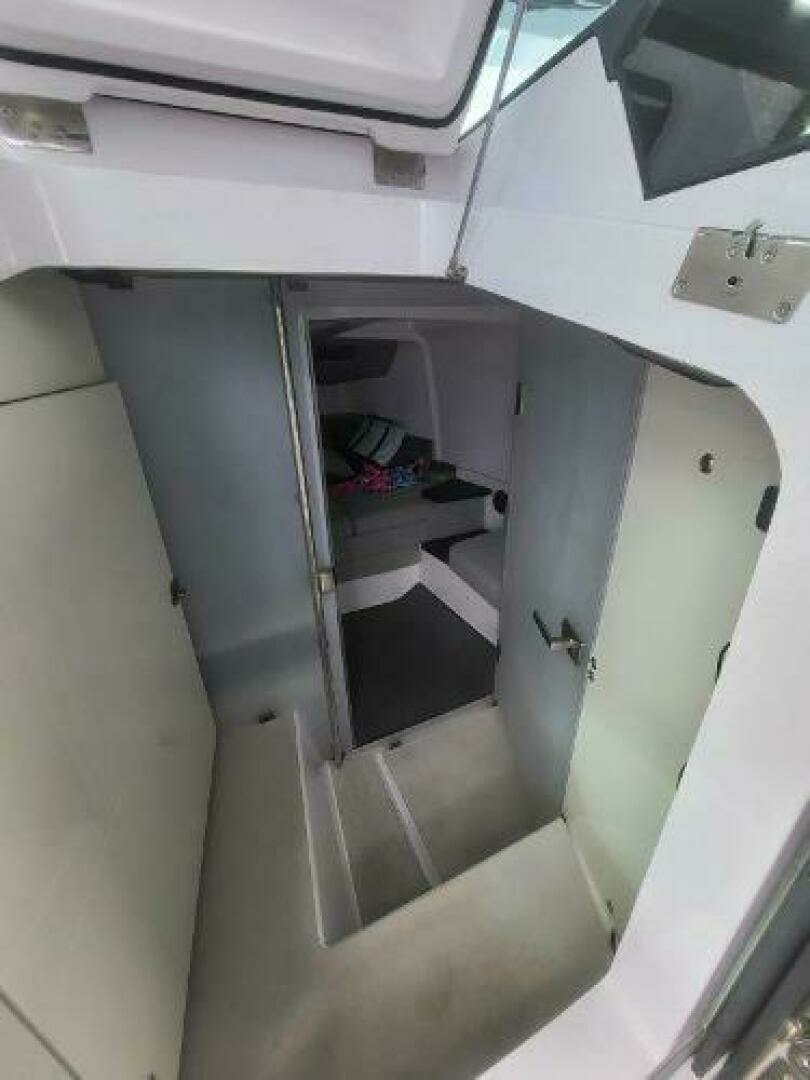 2024 Axopar 37 XC CROSS CABIN - Image 15