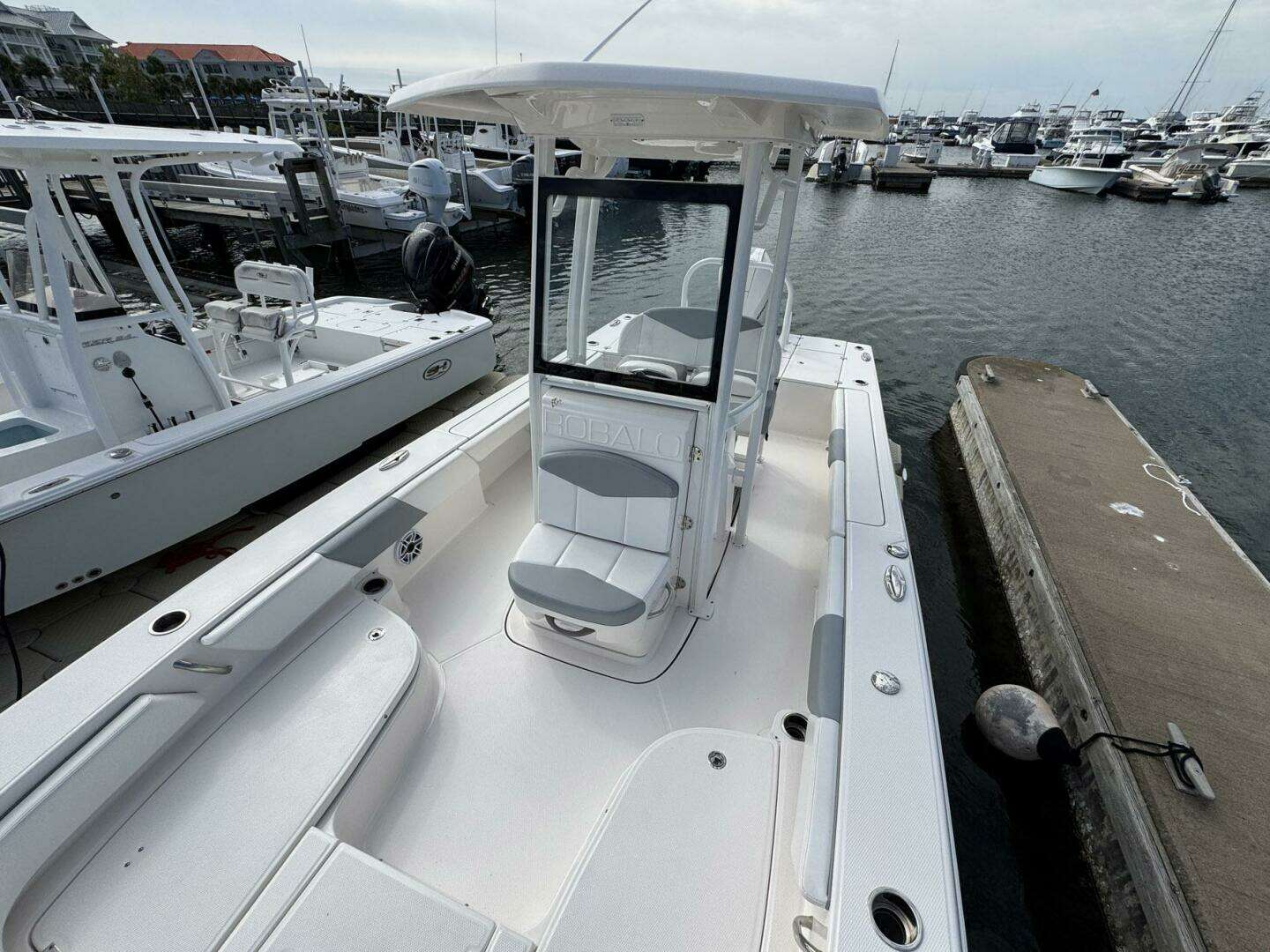 2021 Robalo 246 Cayman - Image 8