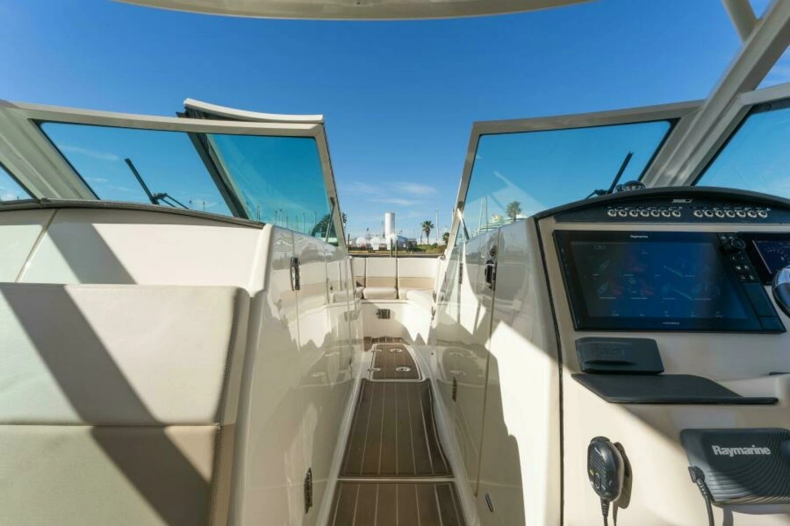 2017 Boston Whaler 320 Vantage - Image 7